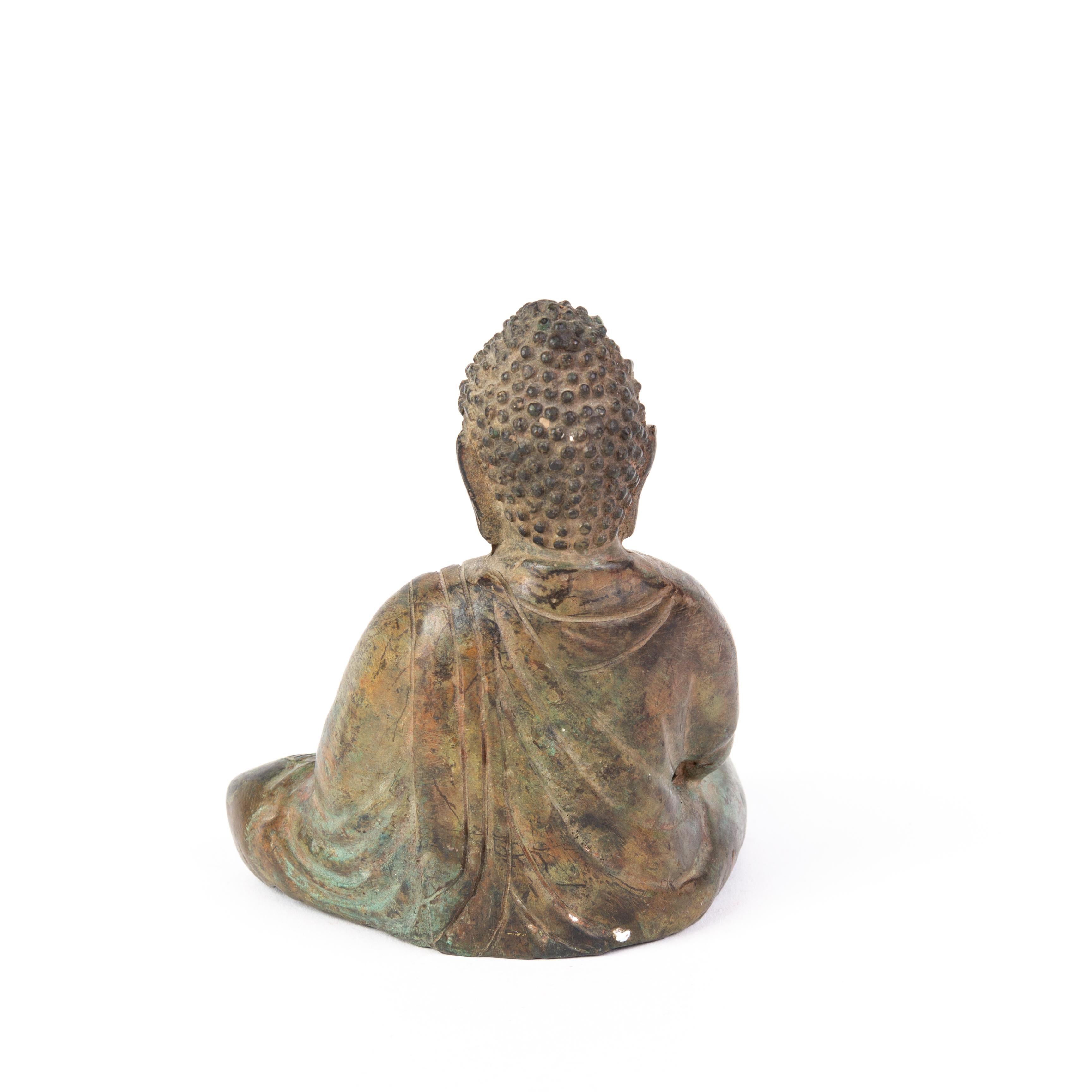 Chinese Bronze Sculpture of Buddha 19th Century Qing In Good Condition For Sale In Nottingham, GB