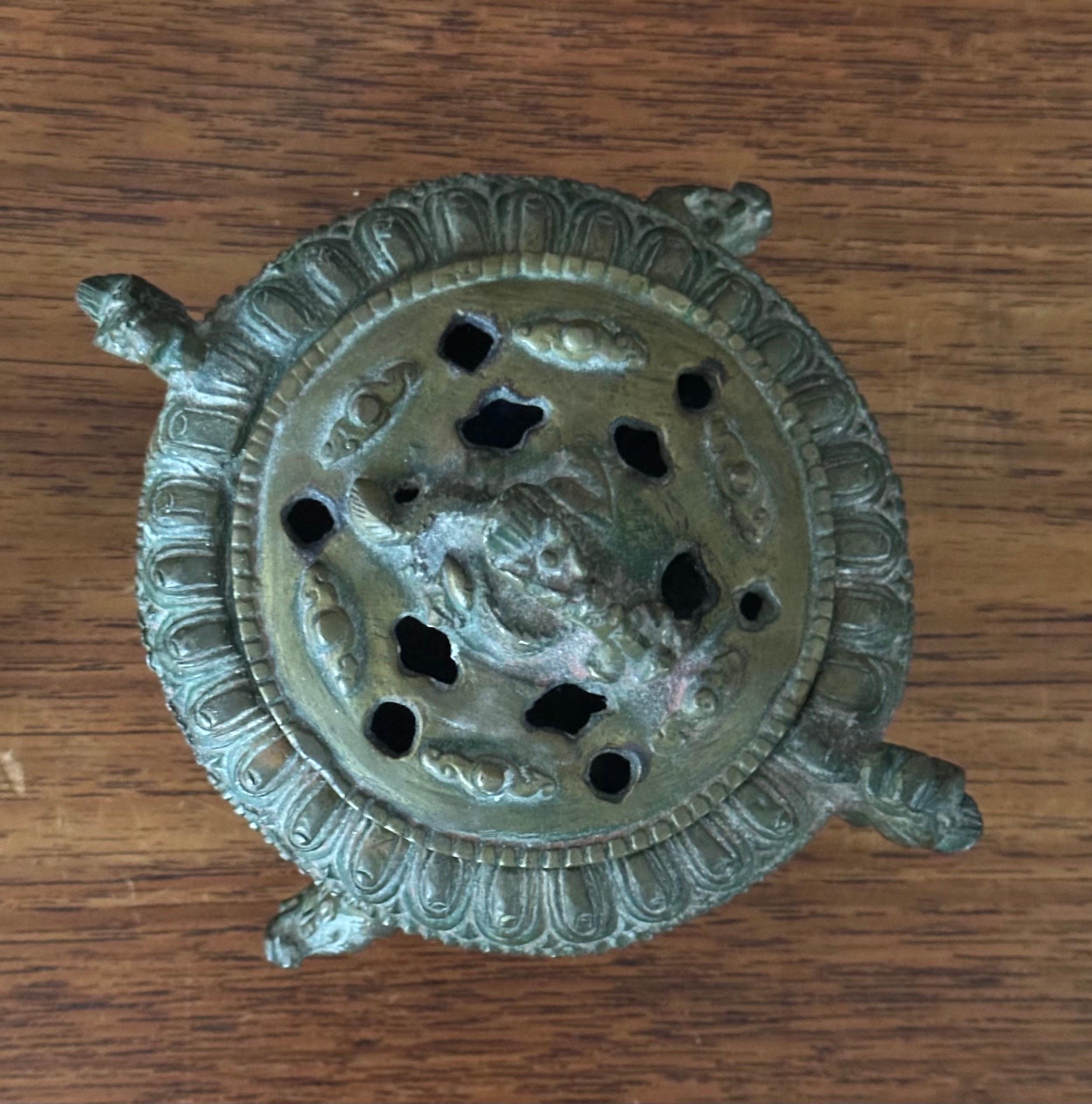 Encensoir / brûleur d'encens chinois en bronze trois pièces Dragon / Chien Foo en vente 5