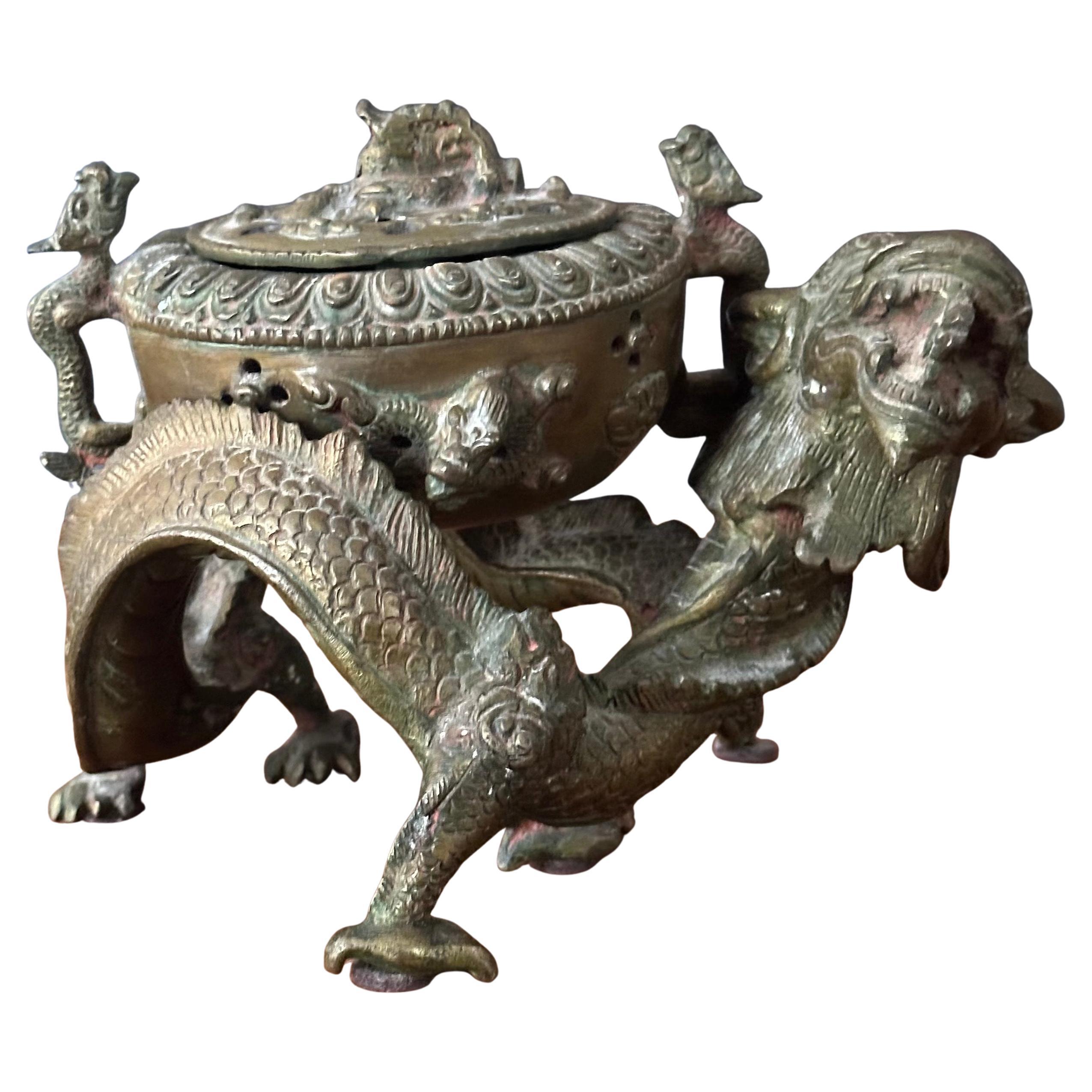 Brûleur d'encens / encensoir en bronze chinois à trois pièces, dragon / foo dog, vers les années 1950.  La pièce est en très bon état avec une belle patine et mesure 7.5 