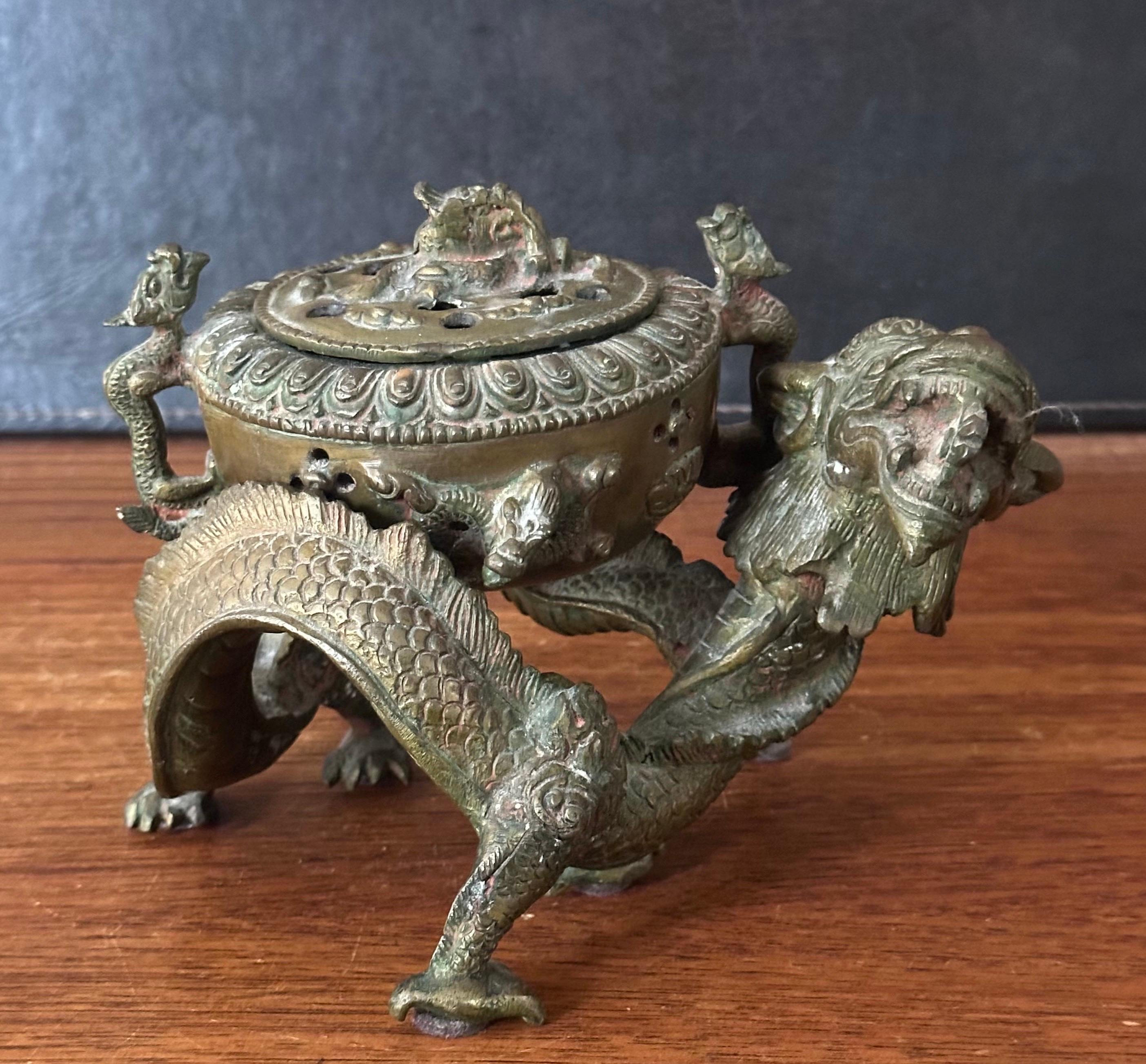 Fer Encensoir / brûleur d'encens chinois en bronze trois pièces Dragon / Chien Foo en vente
