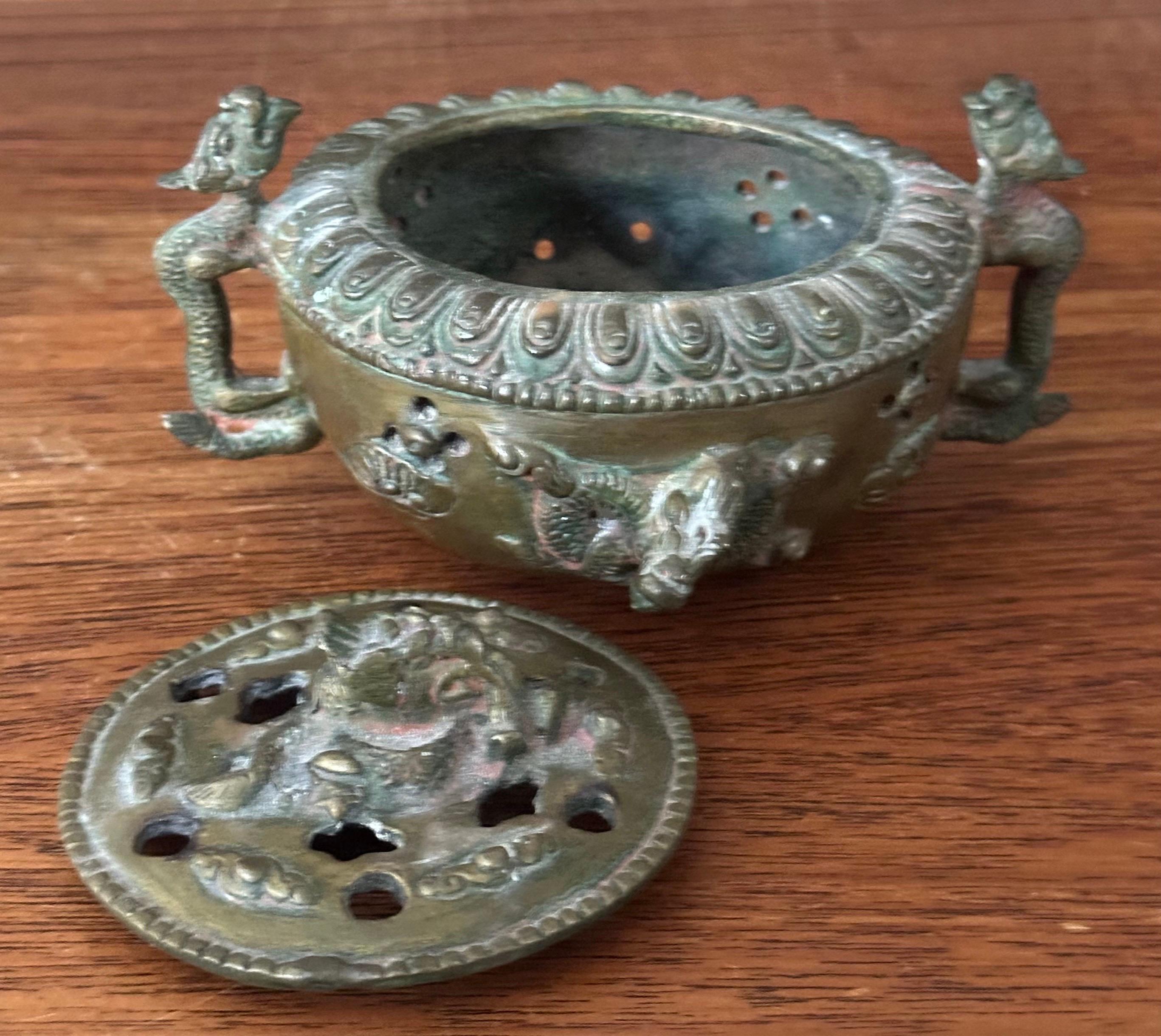 Encensoir / brûleur d'encens chinois en bronze trois pièces Dragon / Chien Foo en vente 2