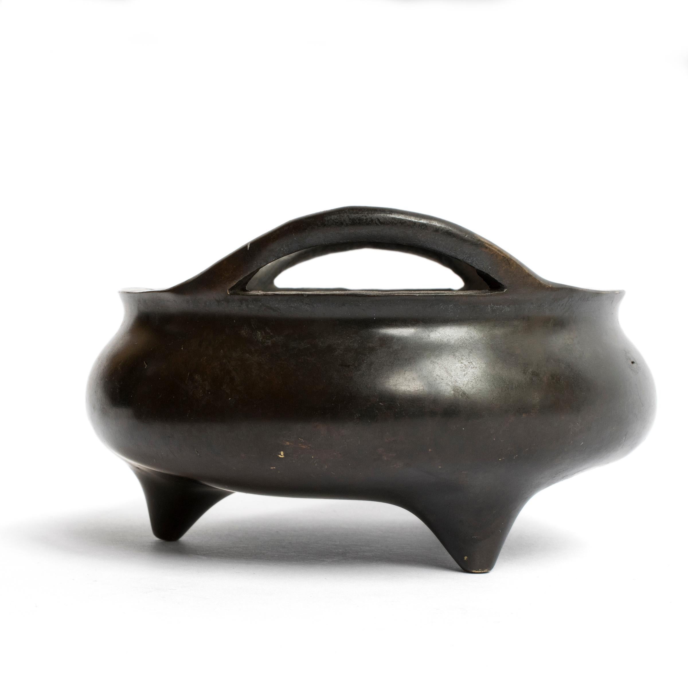 20ième siècle Encensoir tripode chinois en bronze avec poignées en forme de lanières, vers 1900 en vente