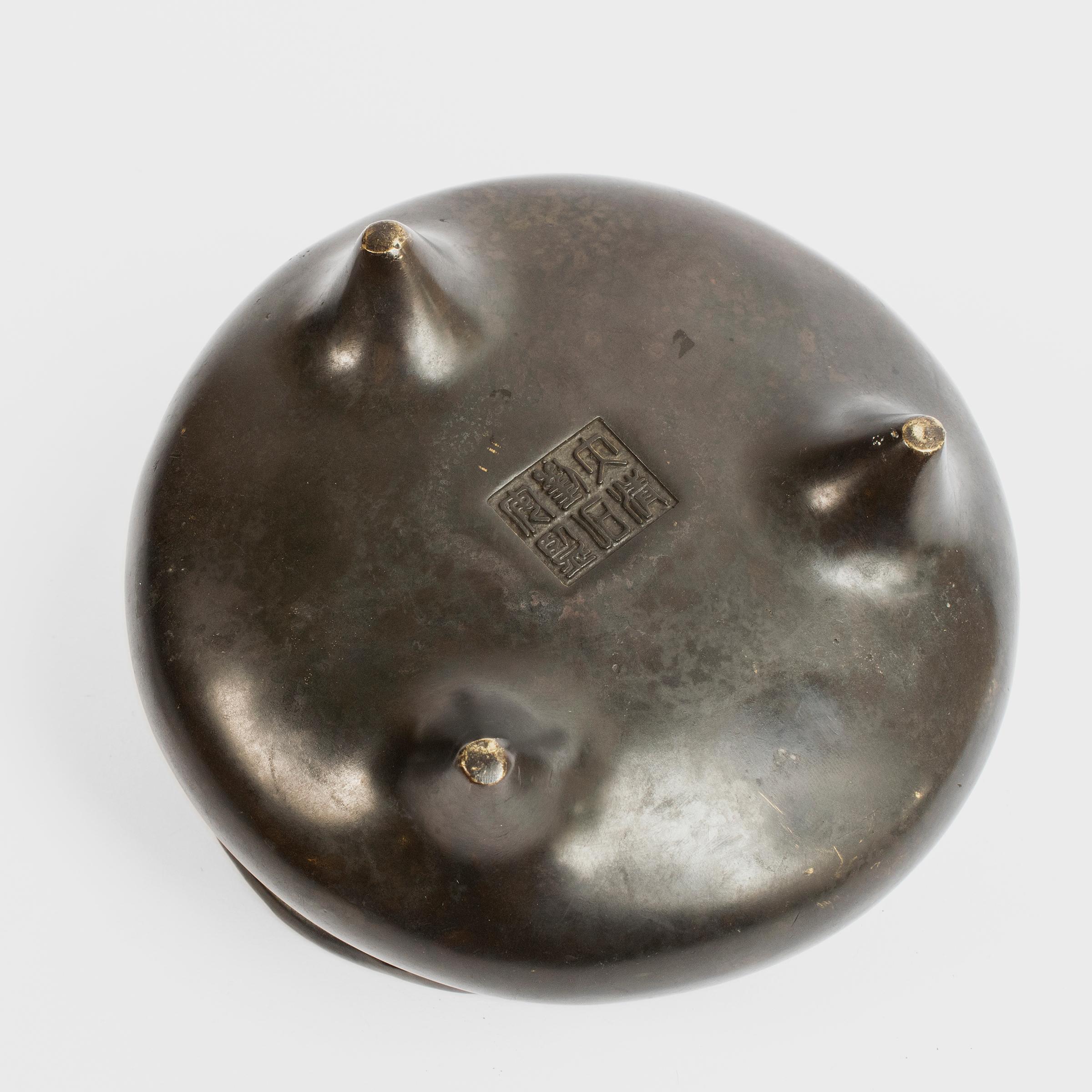 Chinesisches dreibeiniges Zuchtgefäß aus Bronze mit Riemengriffen, um 1900 im Angebot 1