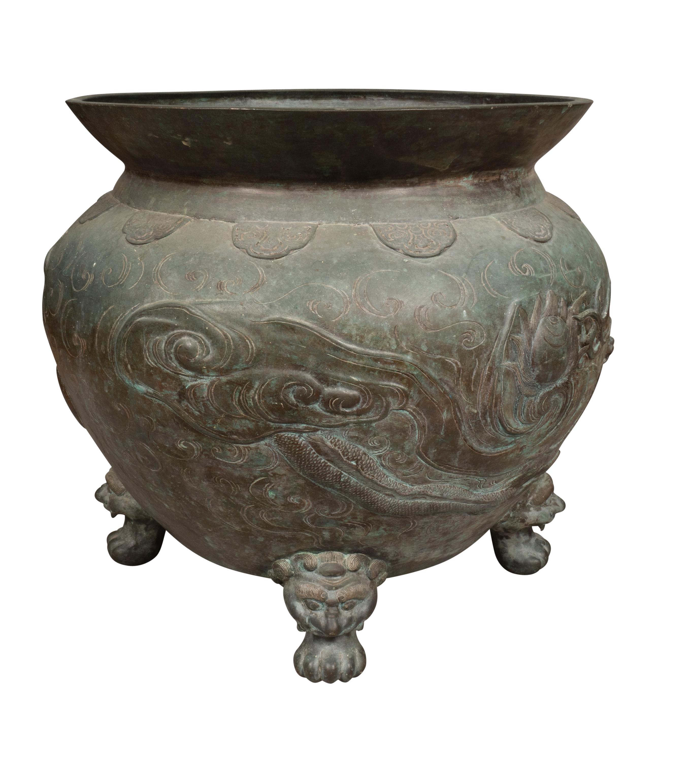 Chinese Bronze Urn In Good Condition For Sale In Essex, MA