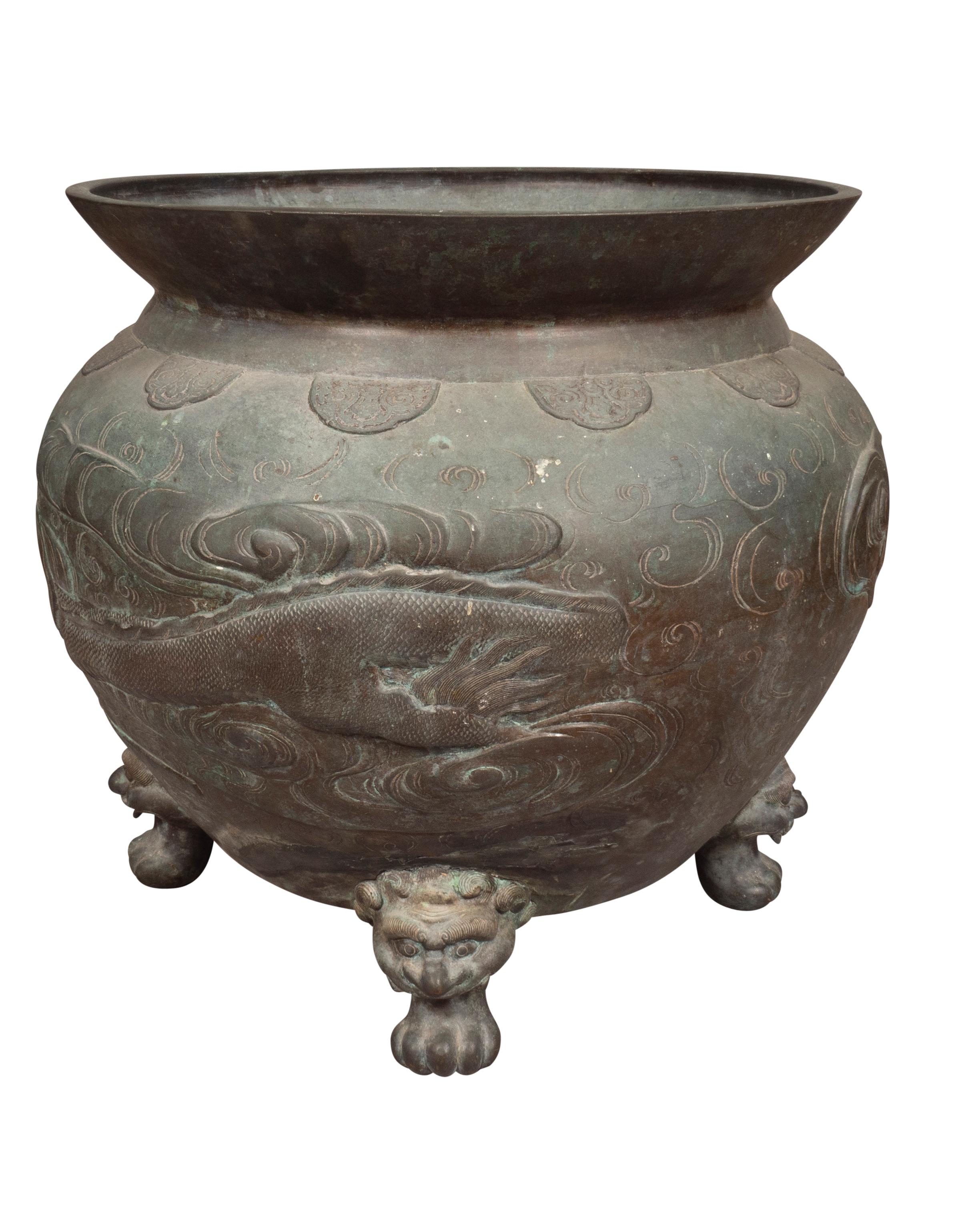 19th Century Chinese Bronze Urn For Sale
