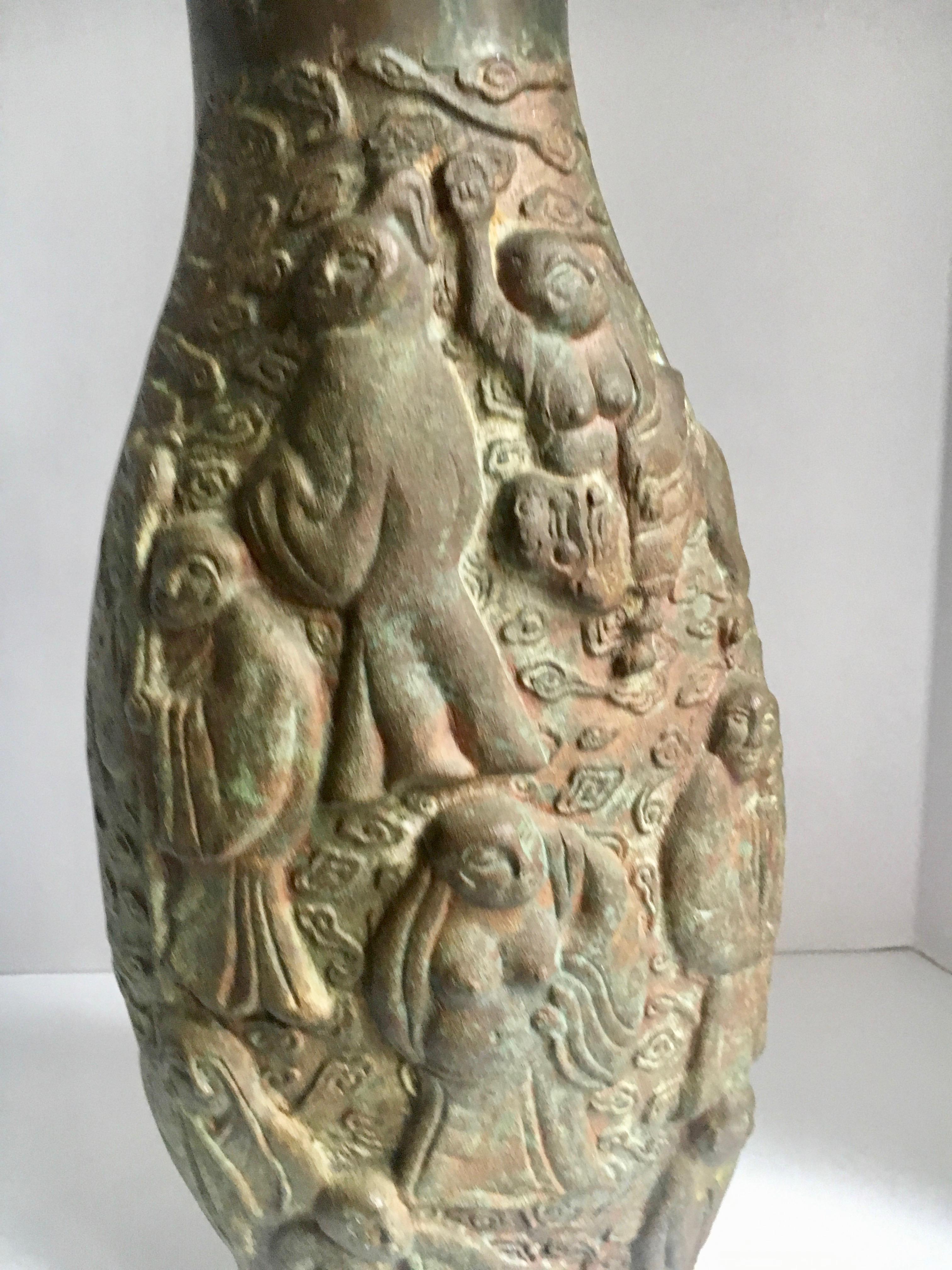 Chinesische Bronze-Vase mit 10 Figuren - Nicht sicher des Alters, aber funktioniert gut in jeder Umgebung und wasserdicht. Ein sehr schweres Stück (17 Pfund). Wunderschön gemacht, funktionell als Kunstwerk oder praktisch als beeindruckende Vase.