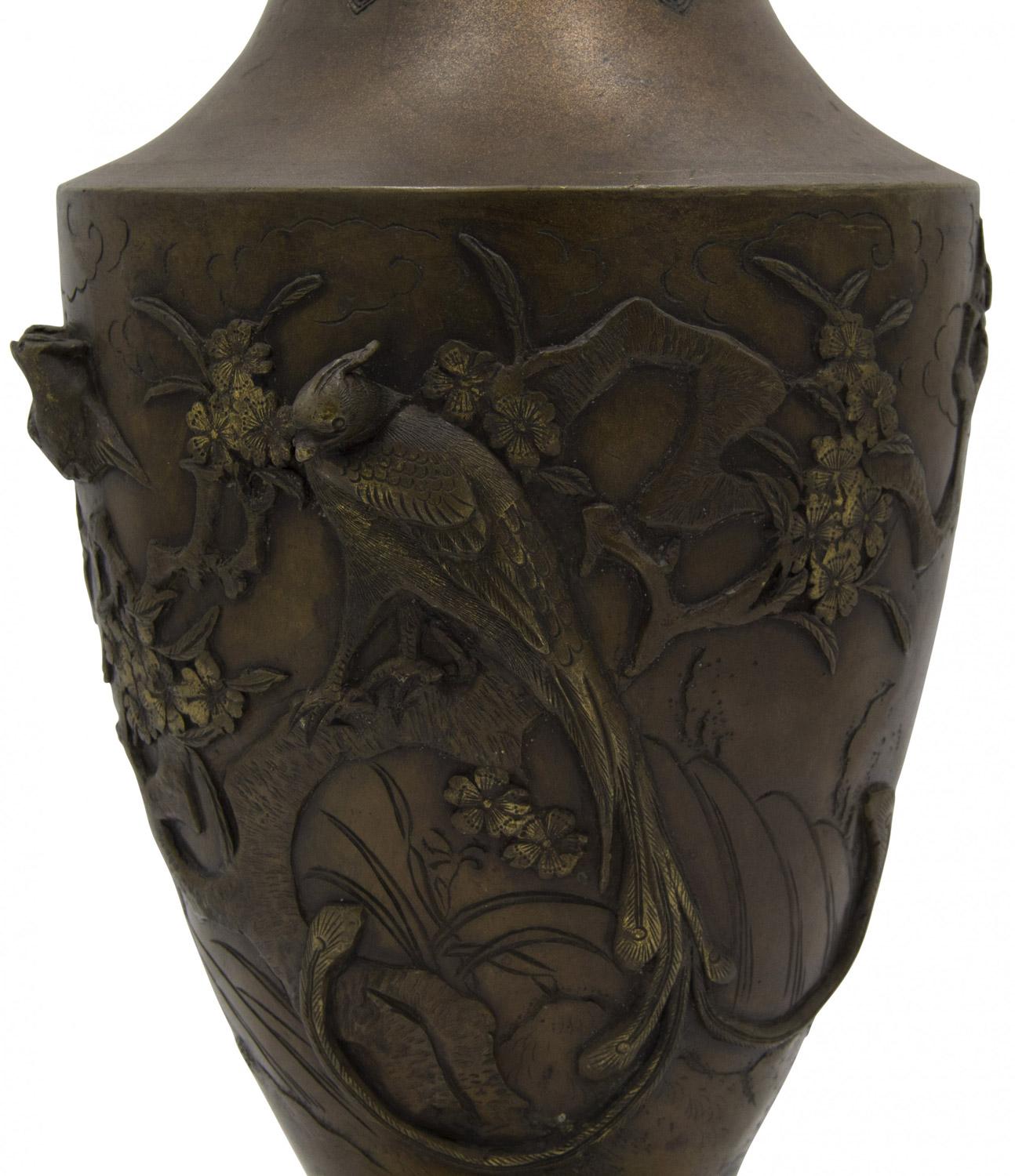 Vaso asiatico cinese (XIX secolo) in bronzo con uccelli in rilievo.