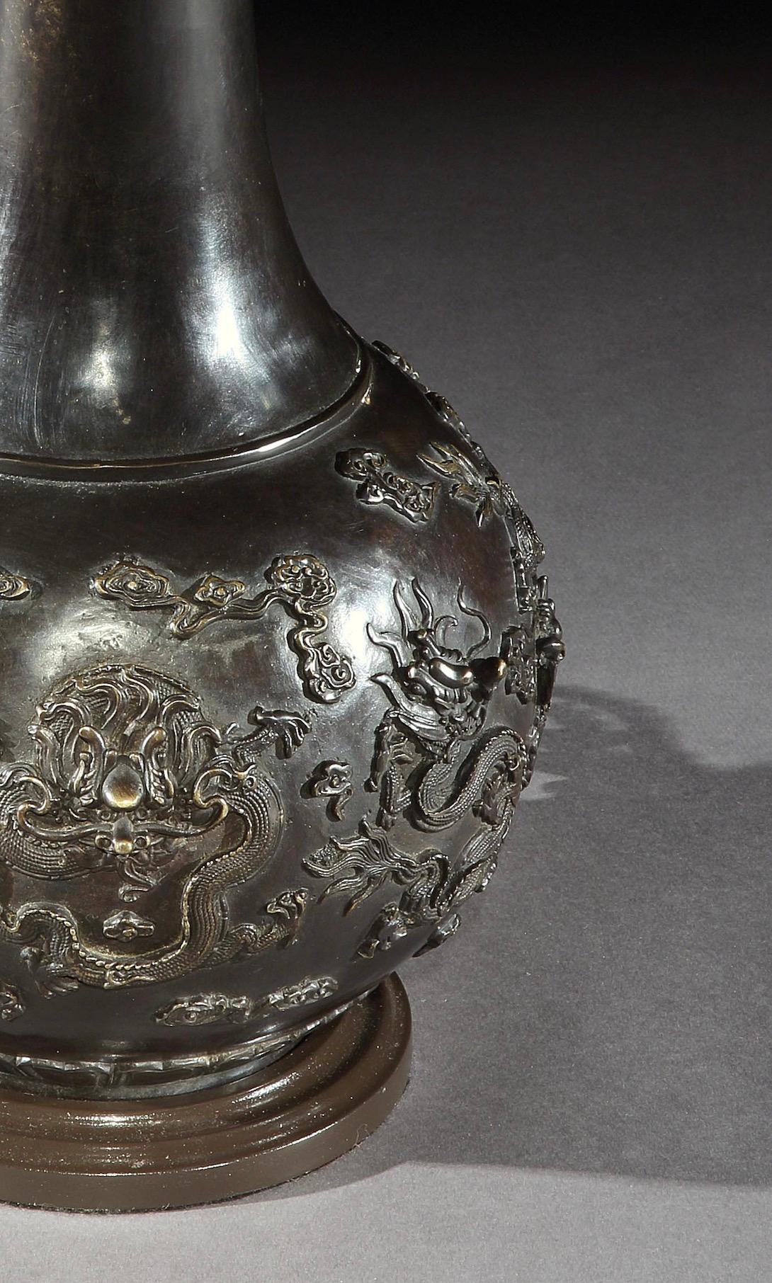 Exportation chinoise Vase chinois en bronze avec dragons maintenant monté comme une lampe en vente