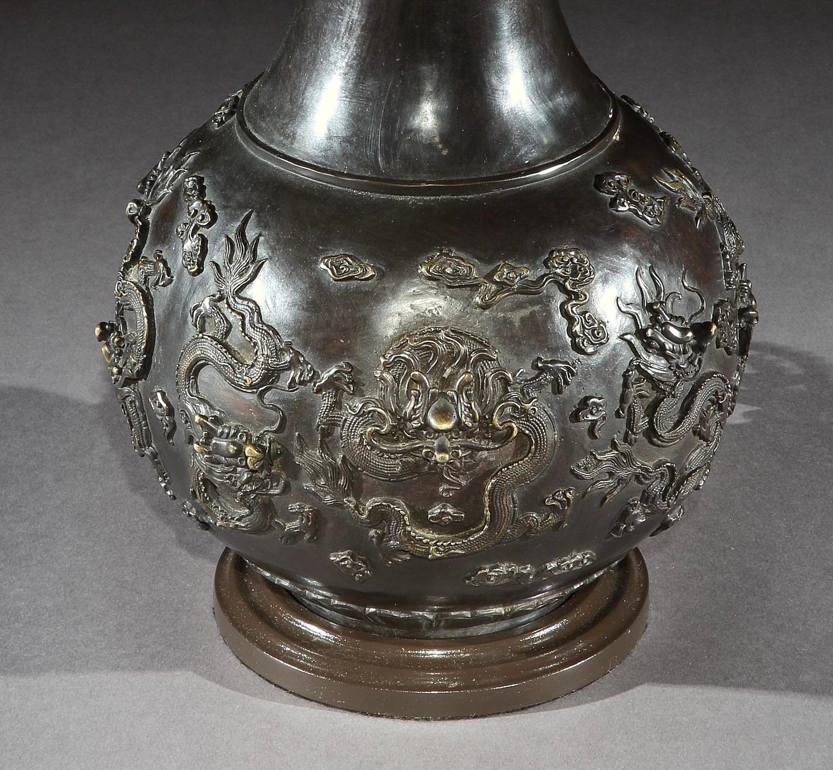 Chinois Vase chinois en bronze avec dragons maintenant monté comme une lampe en vente