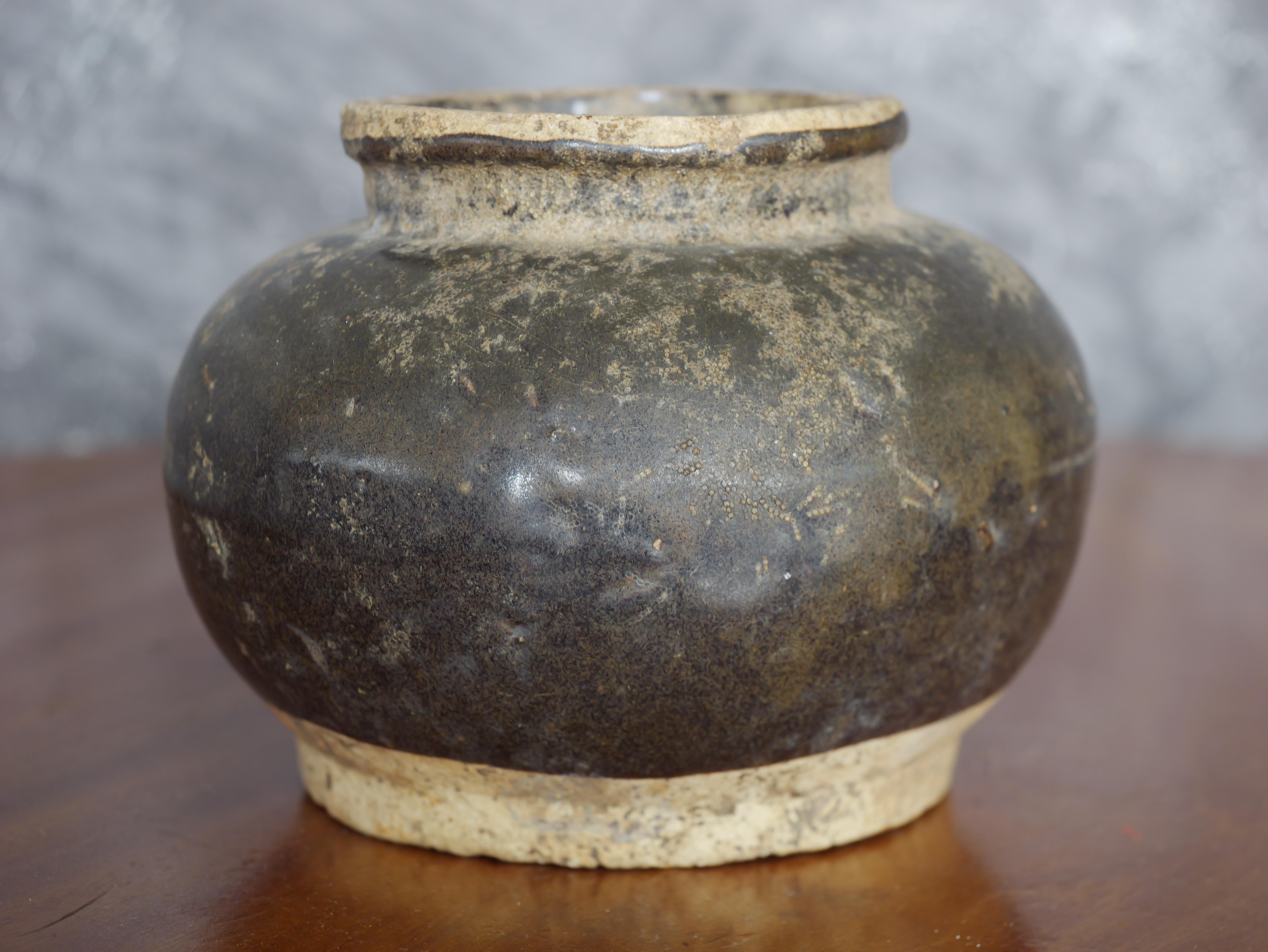 Chinese Brown Glazed Earthenware Jar In Good Condition For Sale In Chonburi, TH