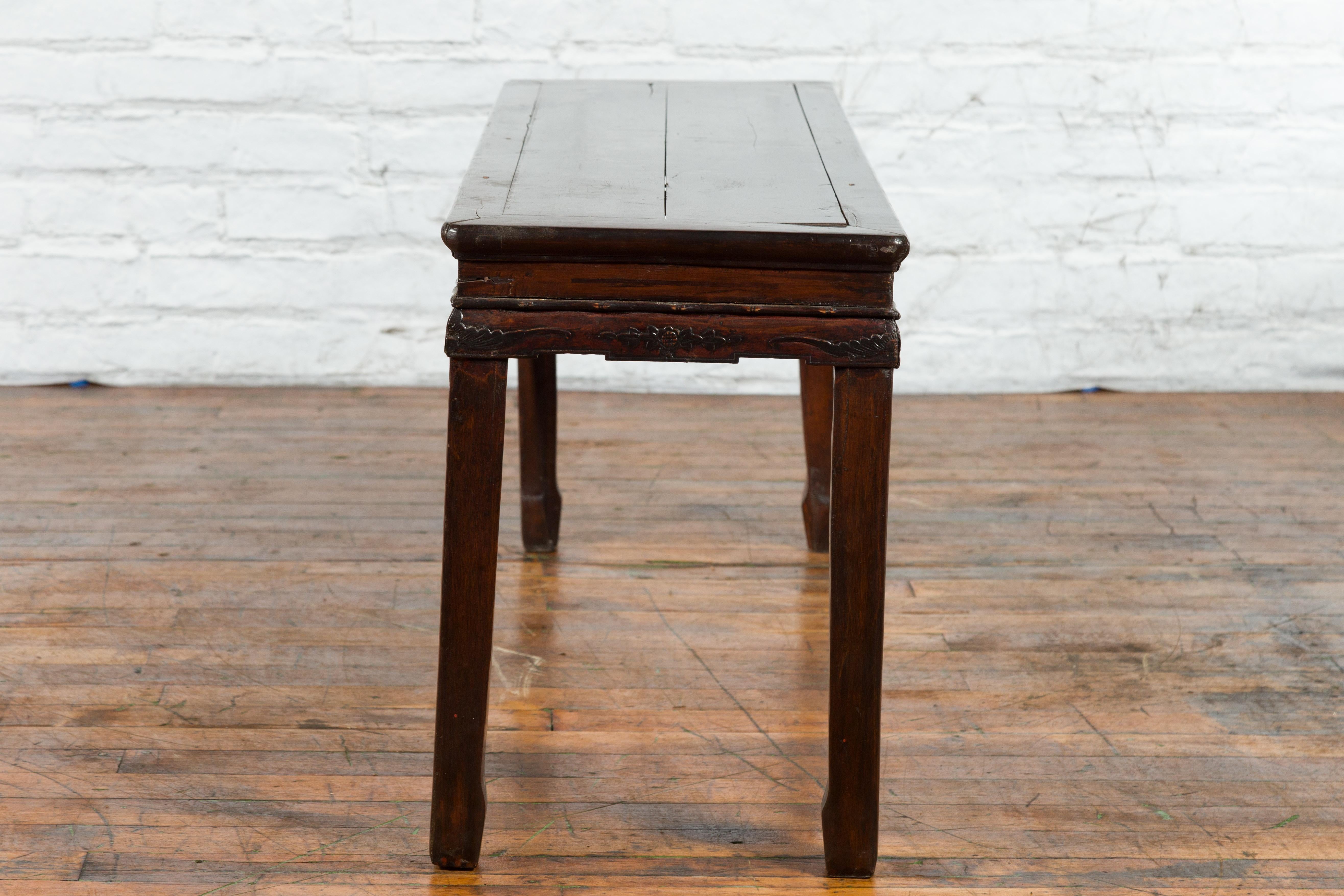 Chinese Brown Side Table from the Qing Dynasty with Foliage-Carved Motifs For Sale 5