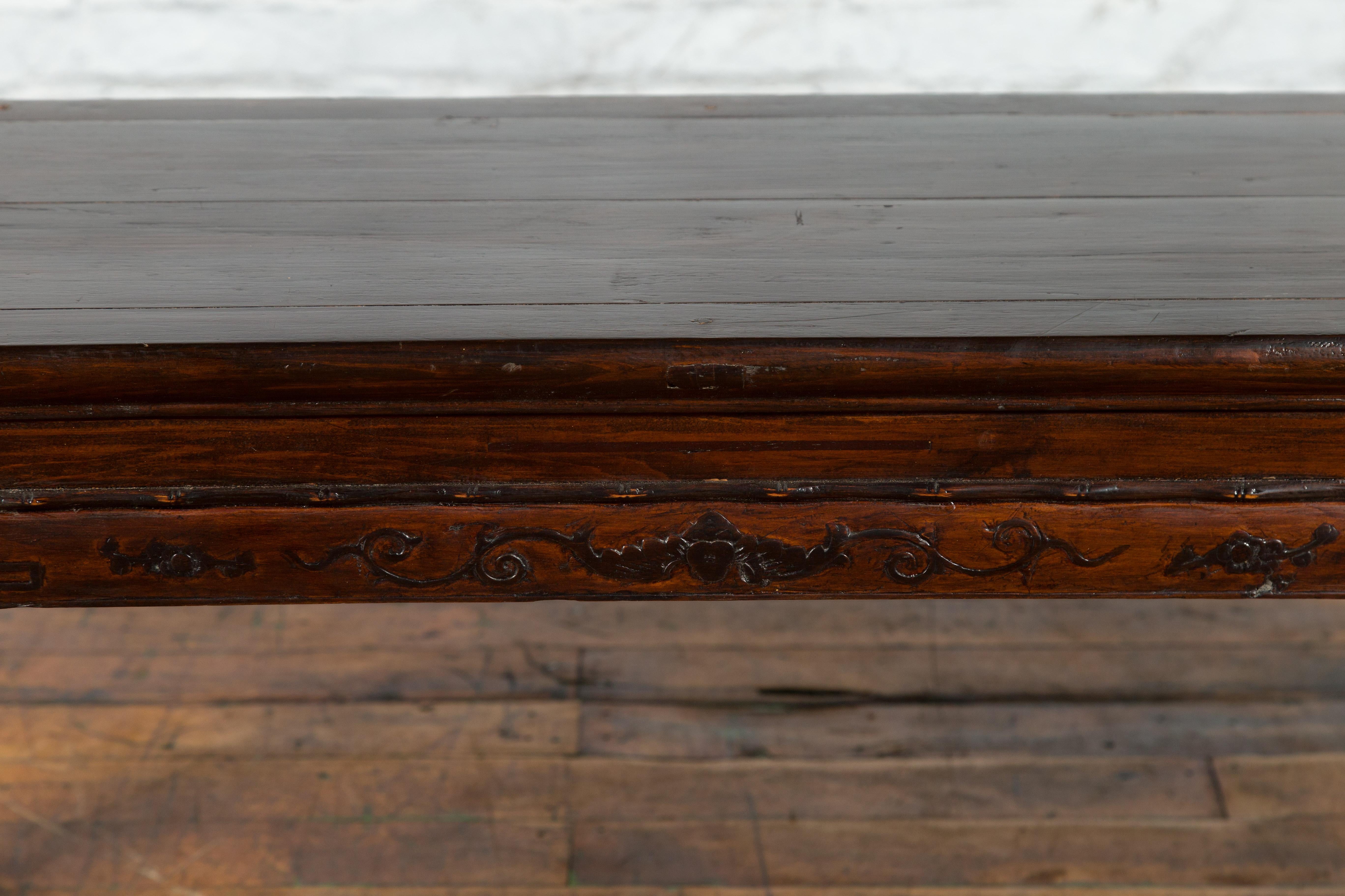 Chinese Brown Side Table from the Qing Dynasty with Foliage-Carved Motifs For Sale 1