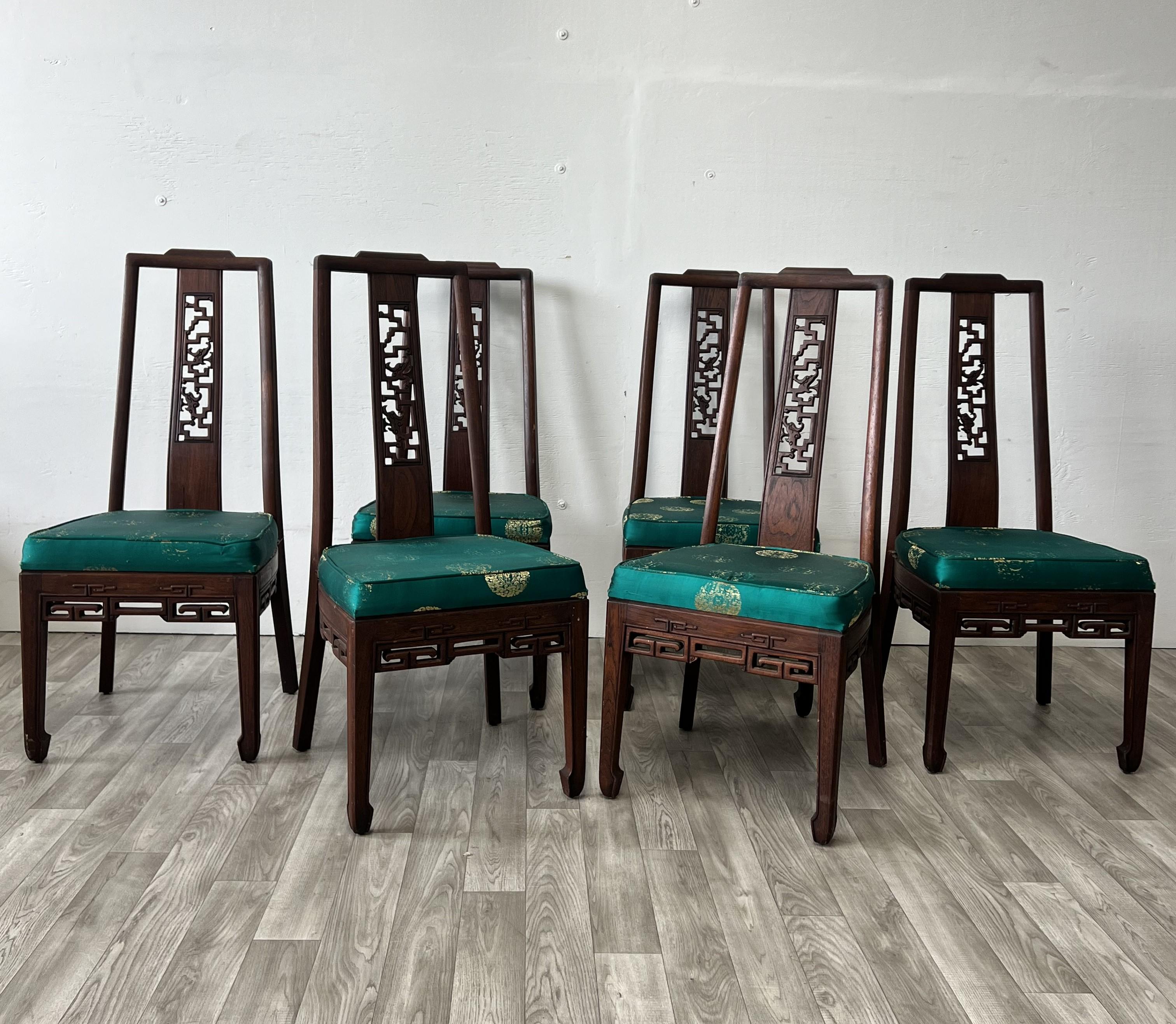 Cet ensemble comprend six chaises
Nécessite une restauration mineure
Magnifiques designs/One

Le panneau arrière des chaises présente un étonnant motif de dragon ancien, méticuleusement sculpté dans le riche bois brun, avec des coussins à motif de