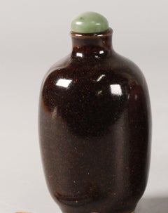 Chinese brownish glazed porcelain snuff bottle, 18th c.