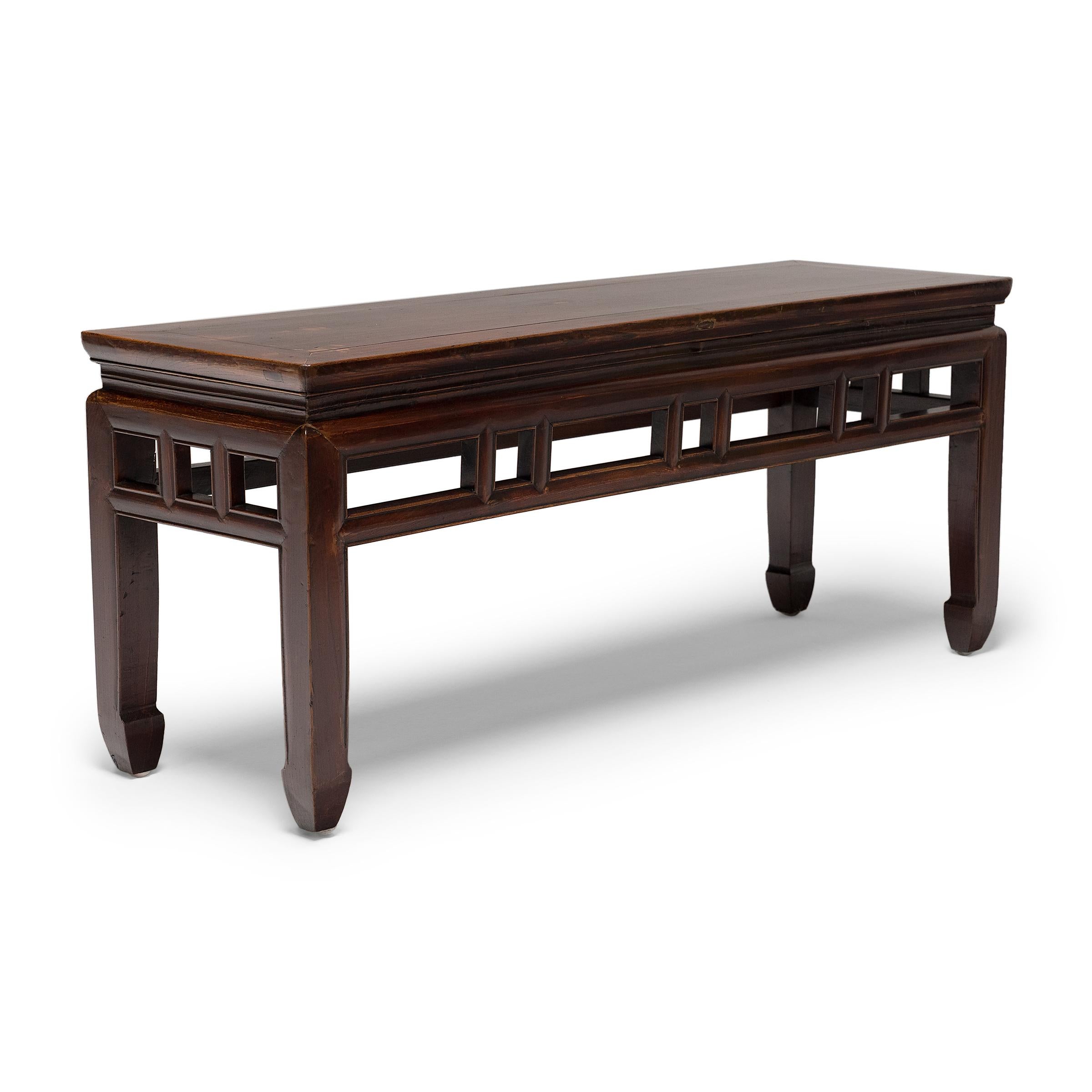 Ce banc pour deux personnes datant de la fin du XIXe siècle aurait été utilisé comme siège de tous les jours à l'intérieur et à l'extérieur, placé à côté d'une table carrée pendant les repas et tiré dans la cour pour se détendre par temps chaud.

Le