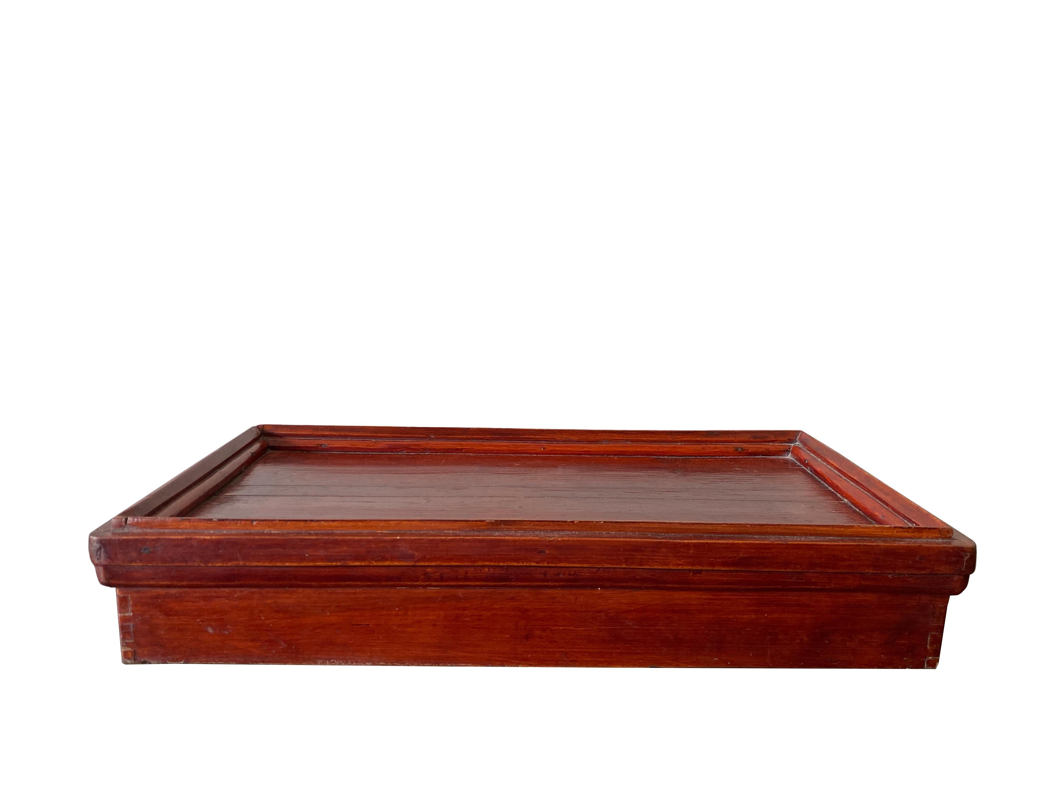 Chinese Burgundy Lacquered Tray with Character Engravings, Mid-20th Century In Good Condition For Sale In Jimbaran, Bali