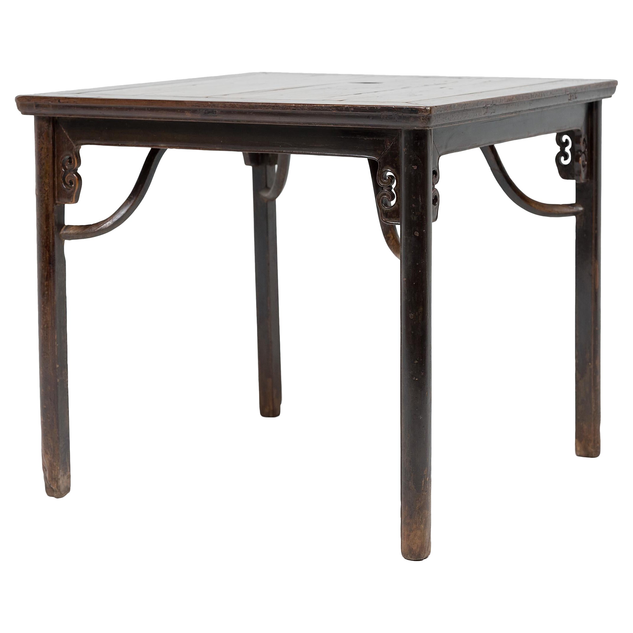 Mesa de juego china con tablero de burl y enjutas de nubes, c. 1800