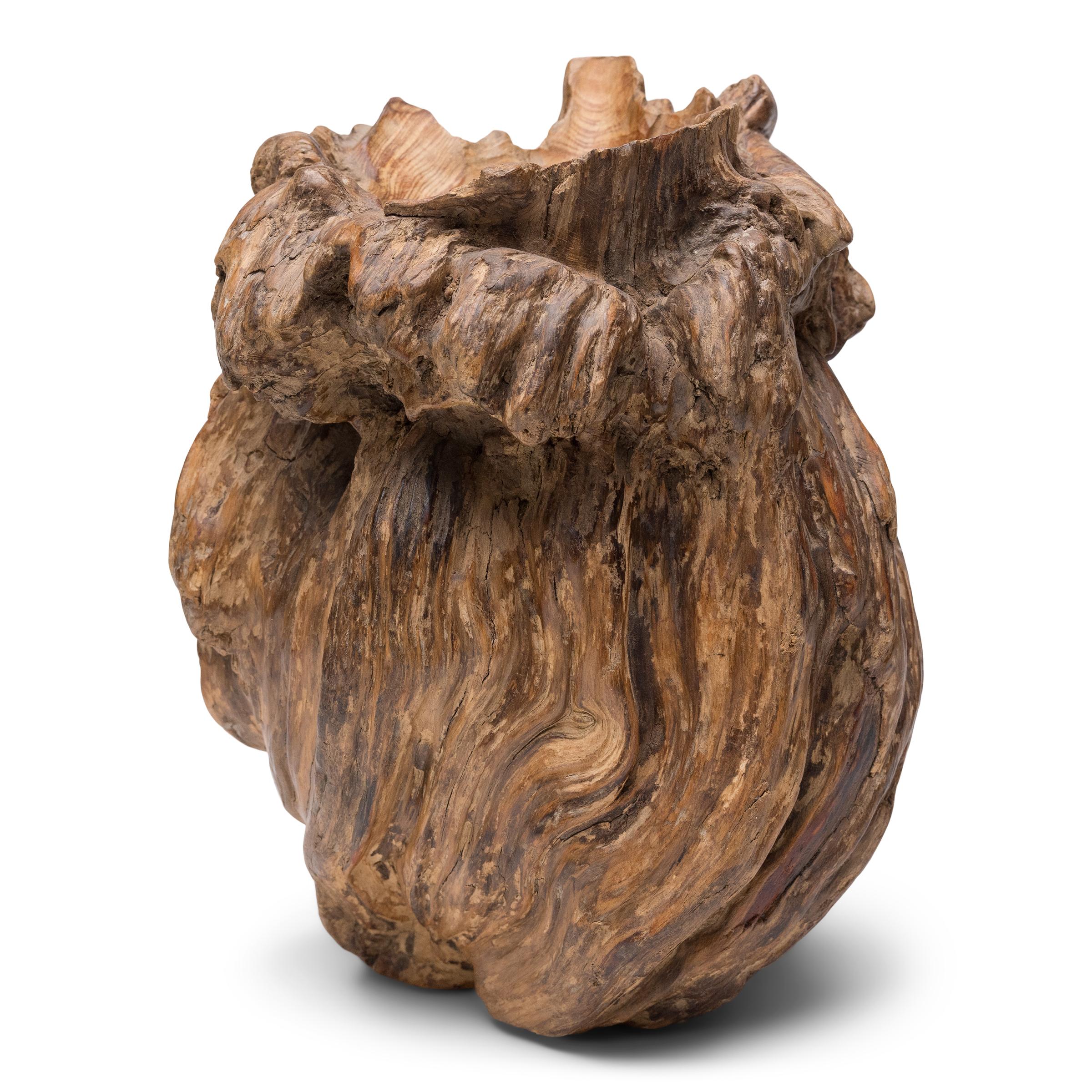 Soigneusement sculpté dans une loupe de cyprès, ce récipient en bois de ronce de la fin du XIXe siècle est connu sous le nom de pot à pinceaux, un récipient traditionnellement utilisé pour contenir les pinceaux de calligraphie dans l'atelier d'un