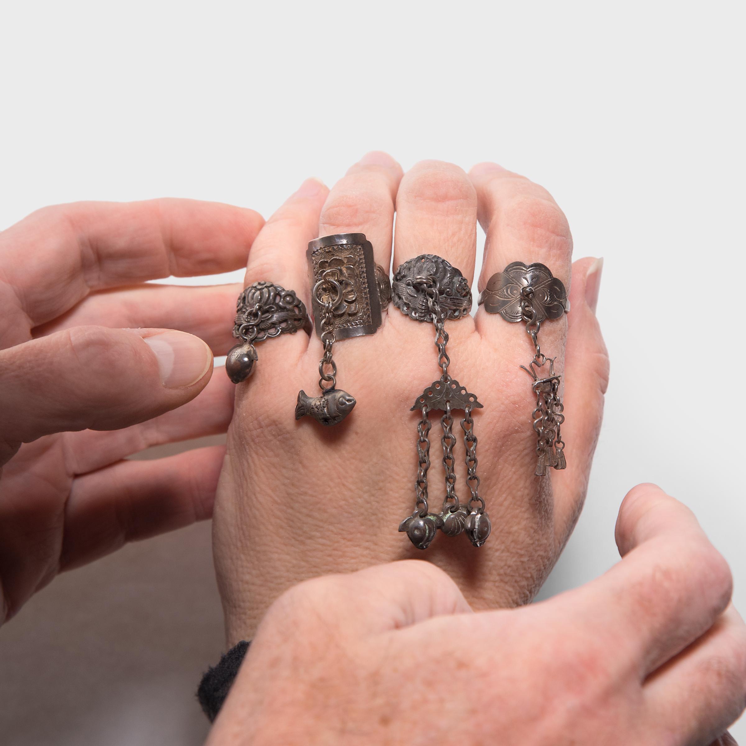 Anillo chino con colgante de mariposas y flores, c. 1900 Chino en venta