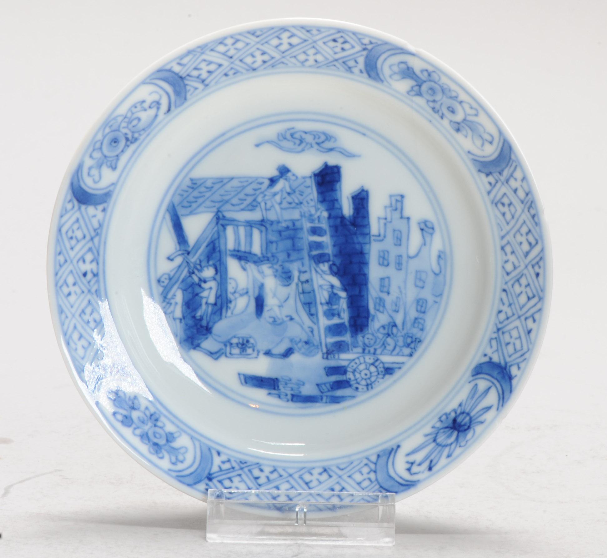 Nous avons eu la chance d'acquérir un très bel ensemble de petits plats à soucoupe avec la scène bien connue et intéressante de l'émeute de Kostermann / émeute de Rotterdam (quelques informations historiques ci-dessous ainsi qu'une reproduction