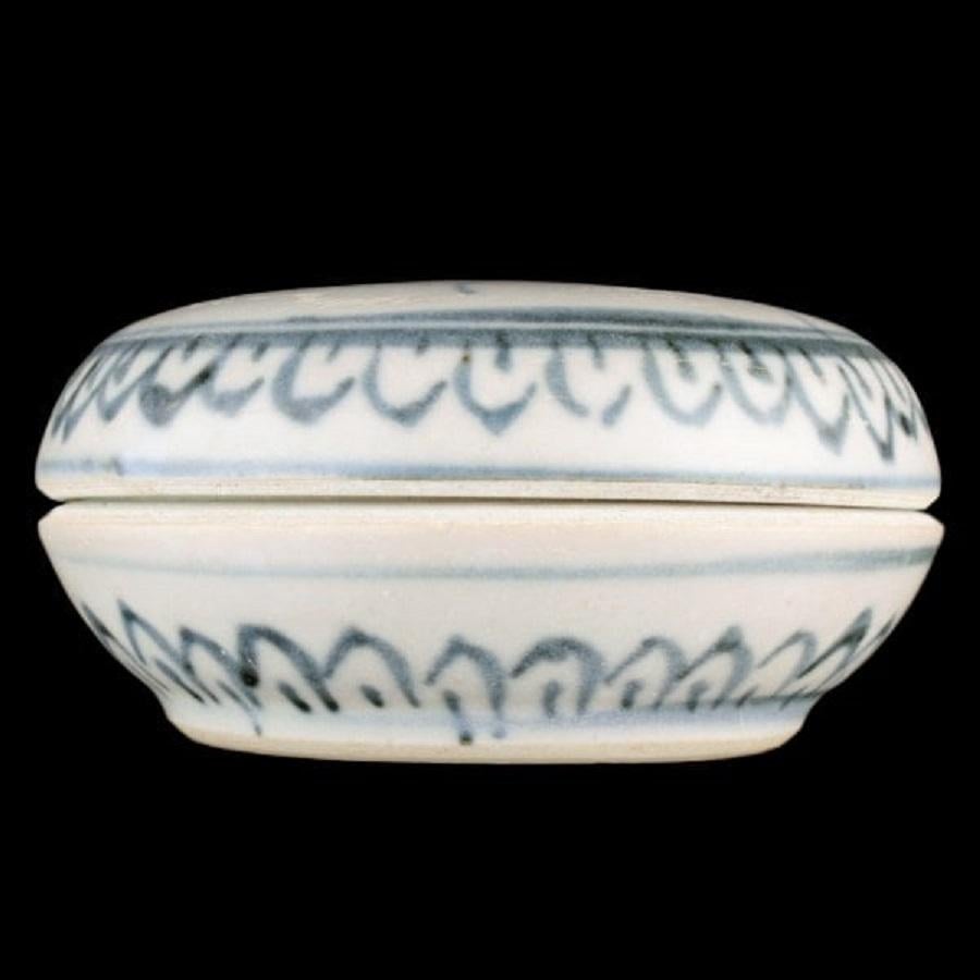 A small early 18th century Chinese porcelain pot and lid.

The pot lid has a blue 'Aster' pattern decoration on the top and blue decoration to the sides.

The pot was recovered from the Ca Mau shipwreck which sank off the coast of Vietnam around