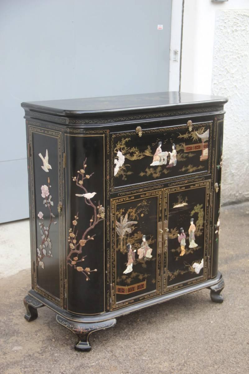 Chinese cabinet bar with precious stones and precious materials
Measures: Open width cm 151, open height cm 148.
 
