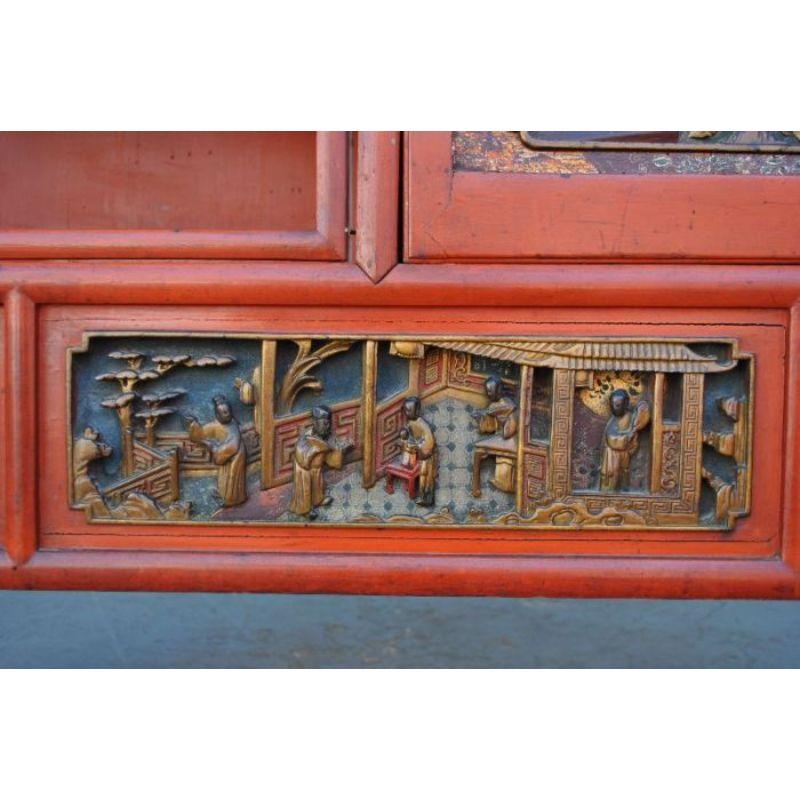 Cabinet chinois en laque rouge corail et sculpté fin 19ème siècle, hauteur 155 cm pour une largeur de 108 cm et une profondeur de 38 cm. Notez qu'une fenêtre est manquante et que l'un des panneaux sculptés est piqué et nécessite une