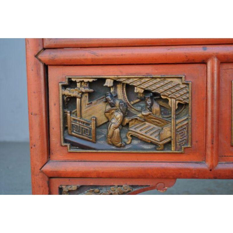 Chinois Armoire chinoise laquée en rouge corail et sculptée, fin du 19ème siècle en vente