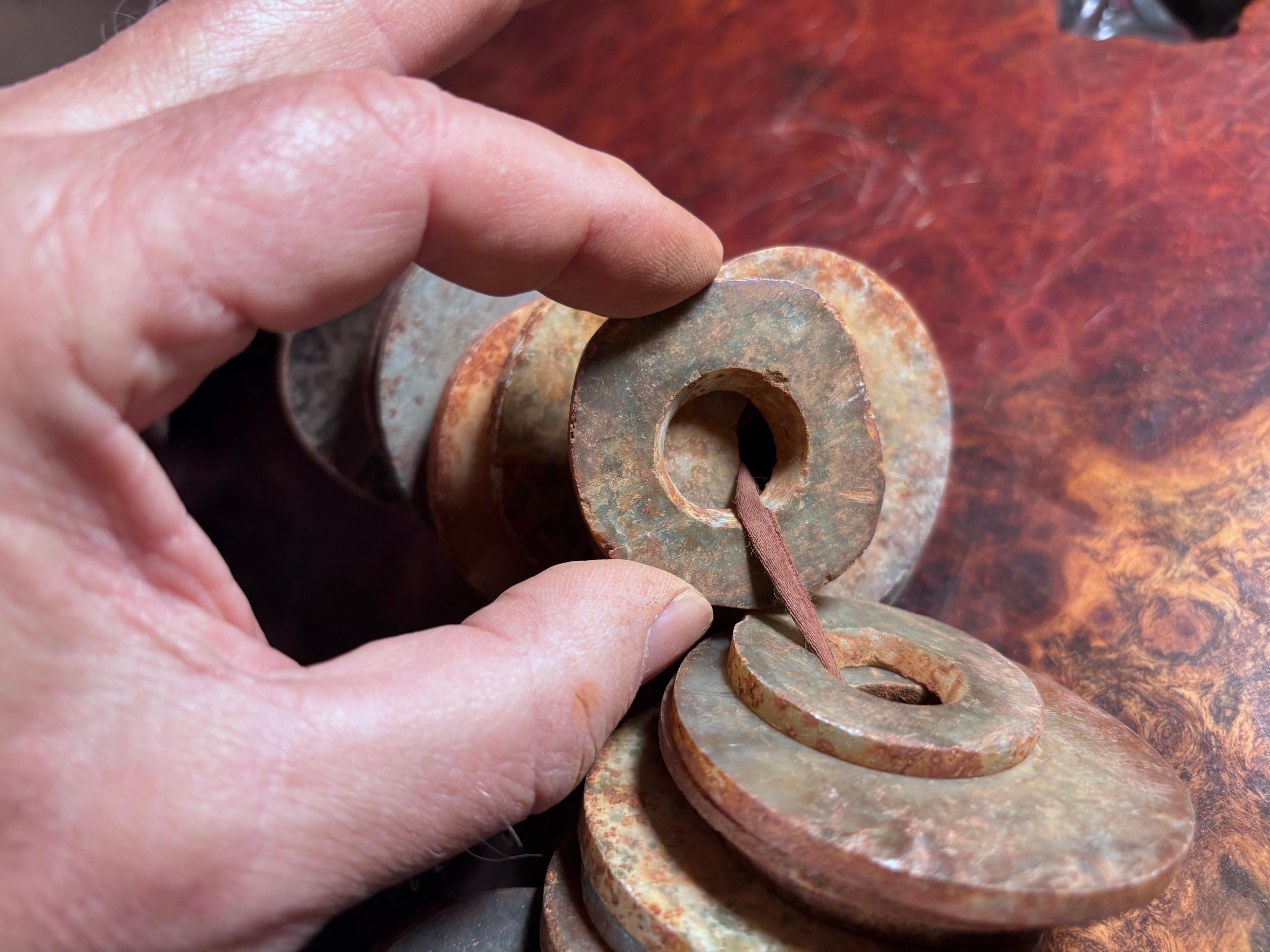 Cache chinois Ancien Jade vert céleste Bi , 96 pièces en vente 6