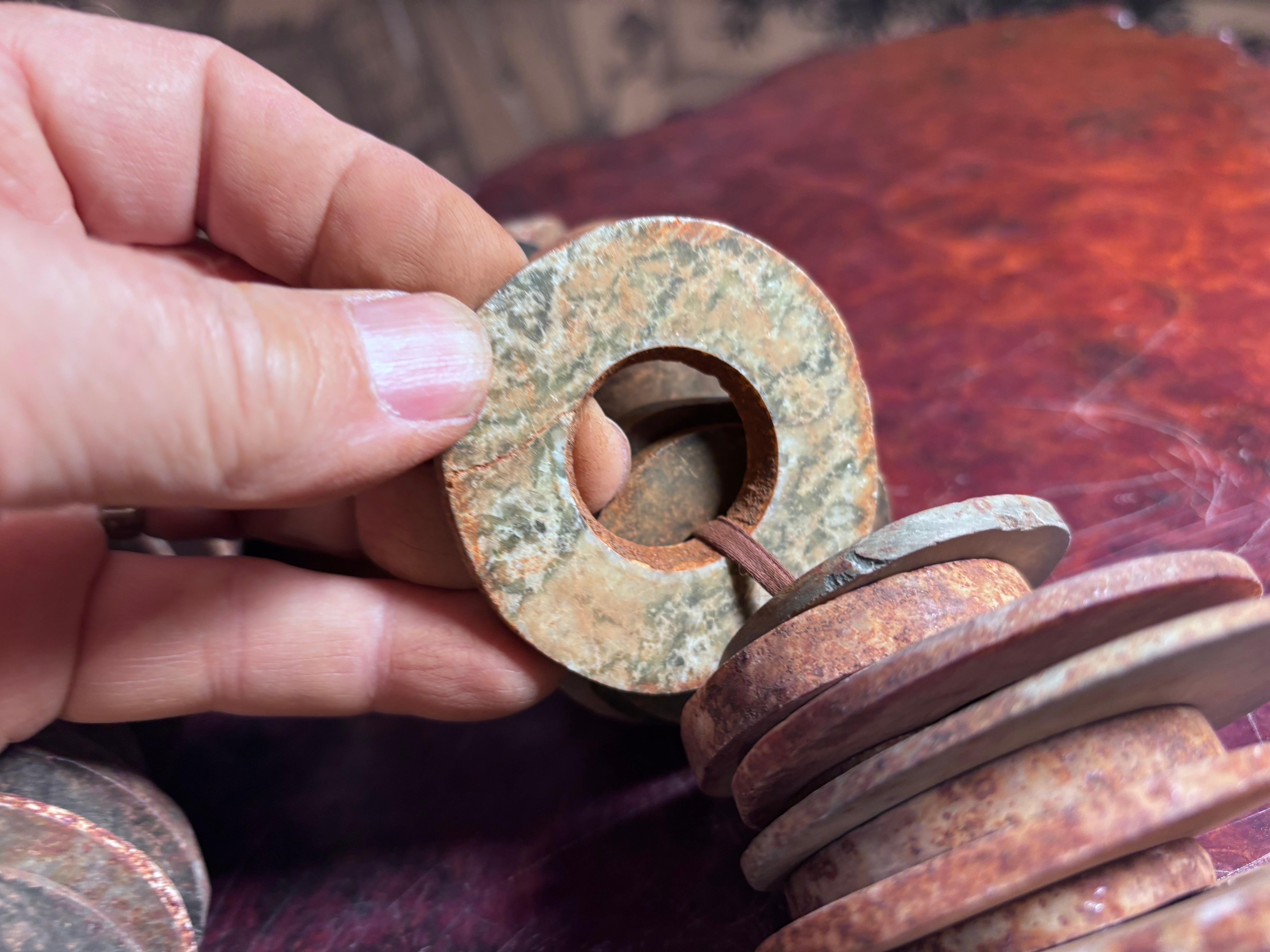 Cache chinois Ancien Jade vert céleste Bi , 96 pièces en vente 7
