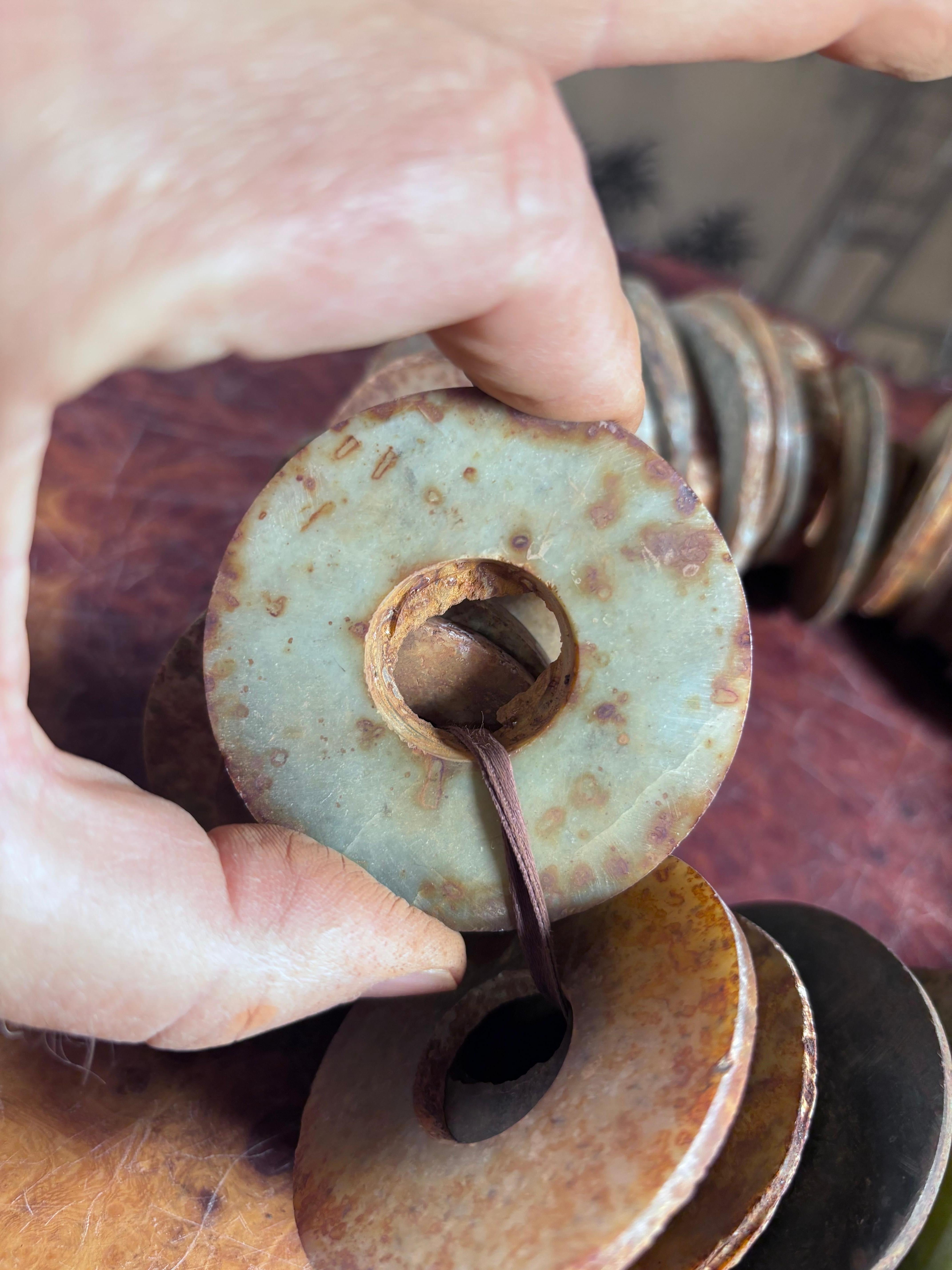 Cache chinois Ancien Jade vert céleste Bi , 96 pièces en vente 8