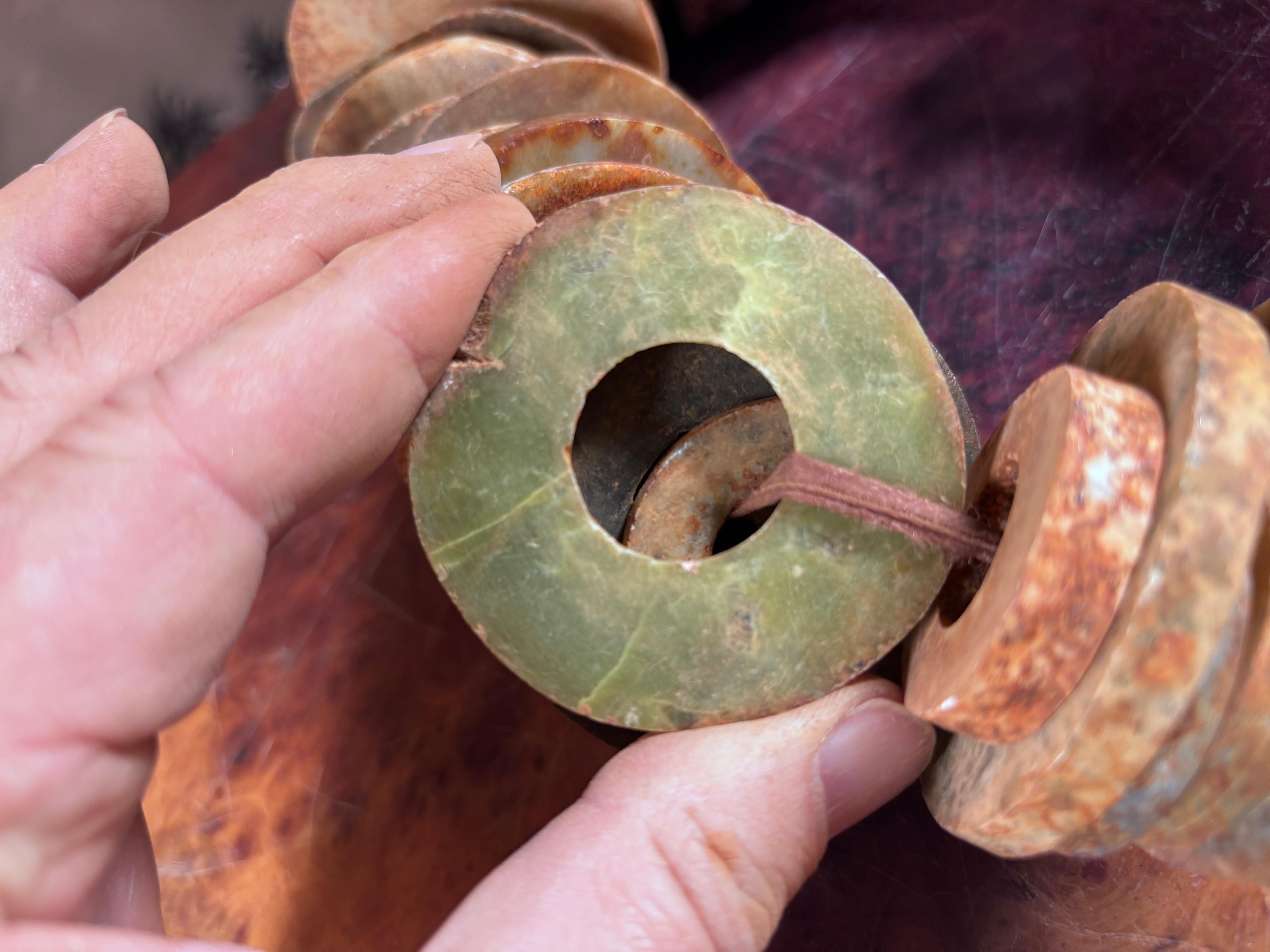 Cache chinois Ancien Jade vert céleste Bi , 96 pièces en vente 10