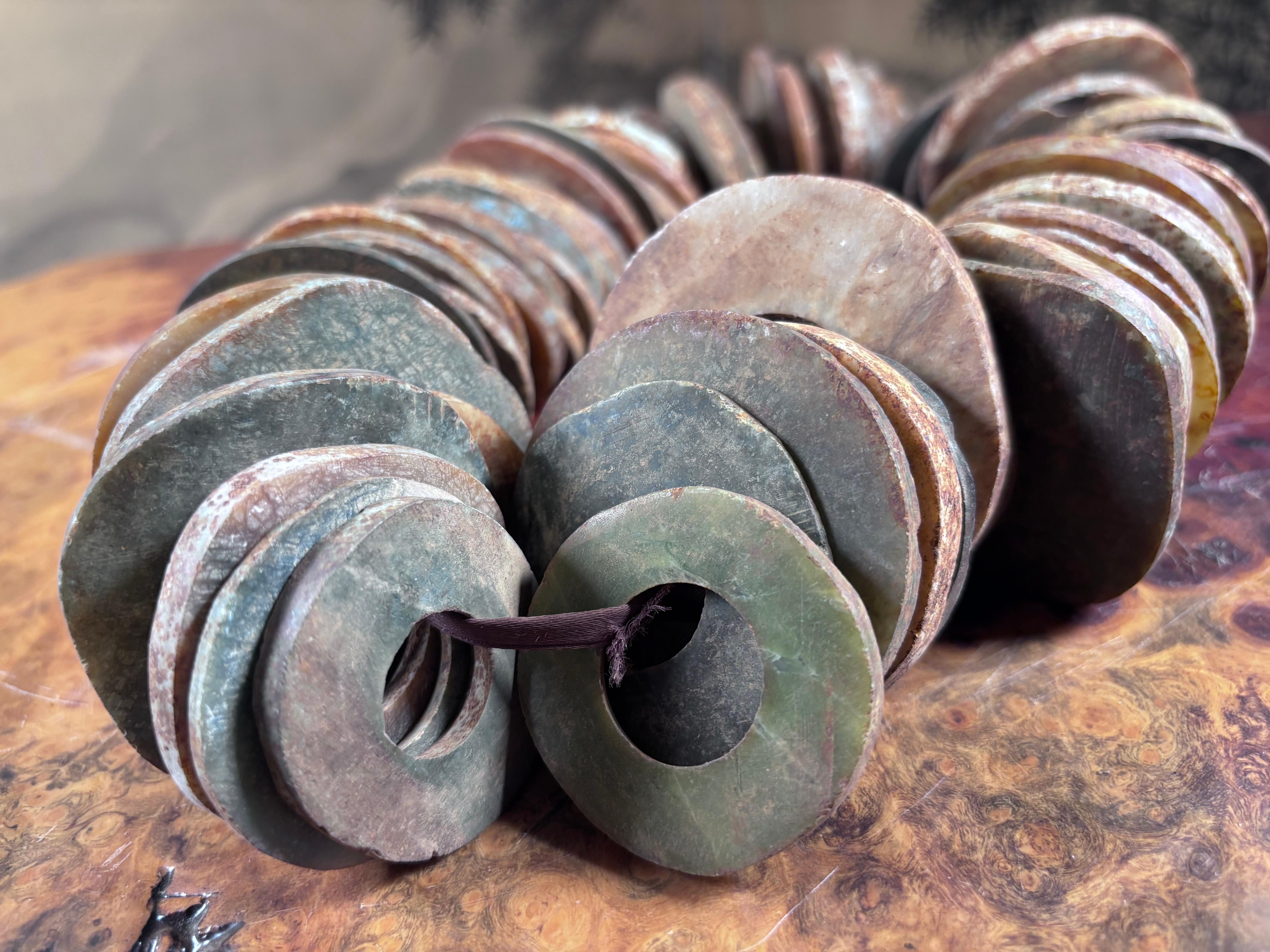 XVIIIe siècle et antérieur Cache chinois Ancien Jade vert céleste Bi , 96 pièces en vente