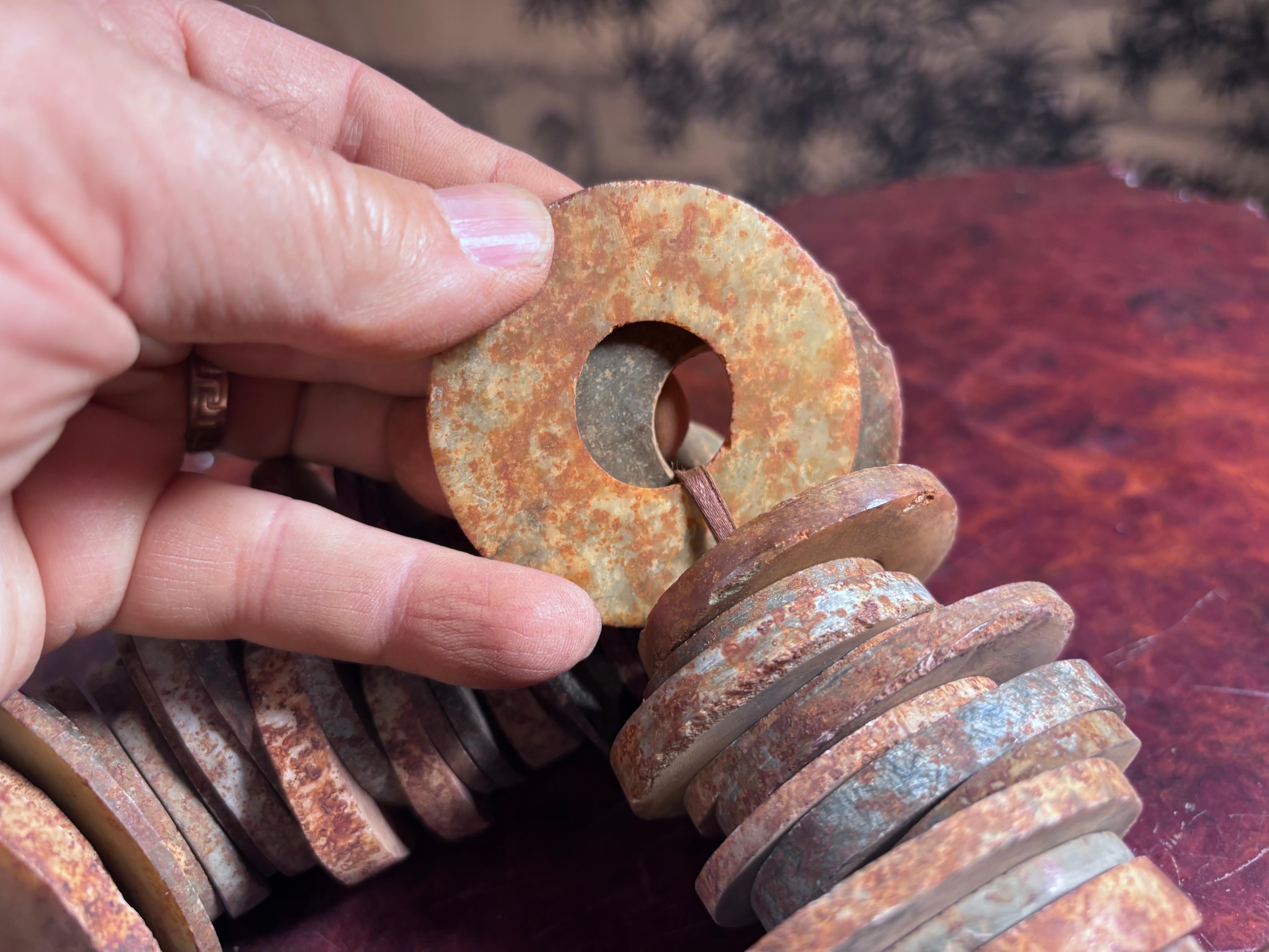 Cache chinois Ancien Jade vert céleste Bi , 96 pièces en vente 3