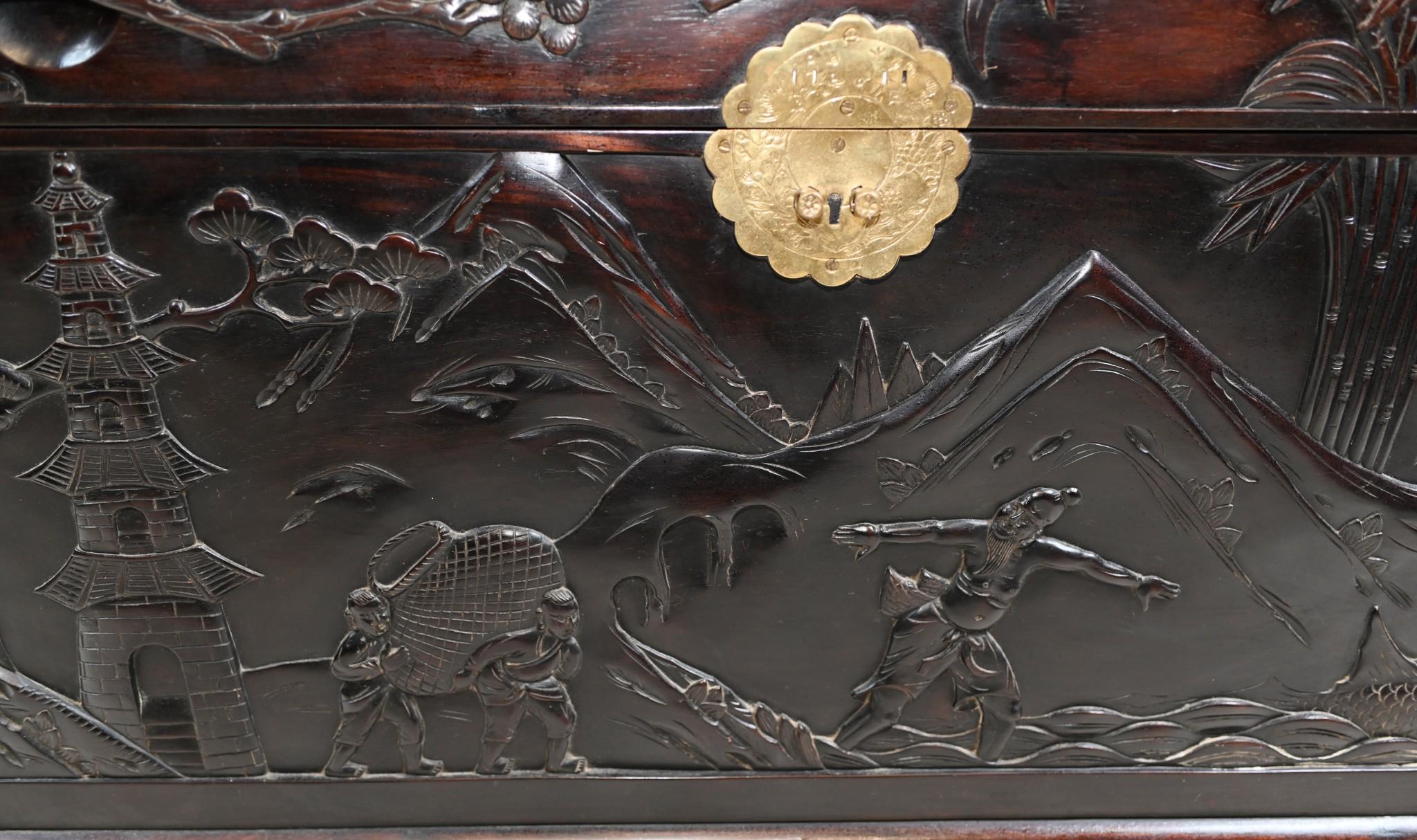 Fin du XIXe siècle Coffre de voyage chinois en bois de feuillus sculpté 1880