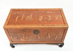 Coffre de mariée chinois sculpté avec figurines de campeurs, 1910