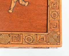 Coffre de mariée chinois sculpté avec figurines de campeurs, 1910