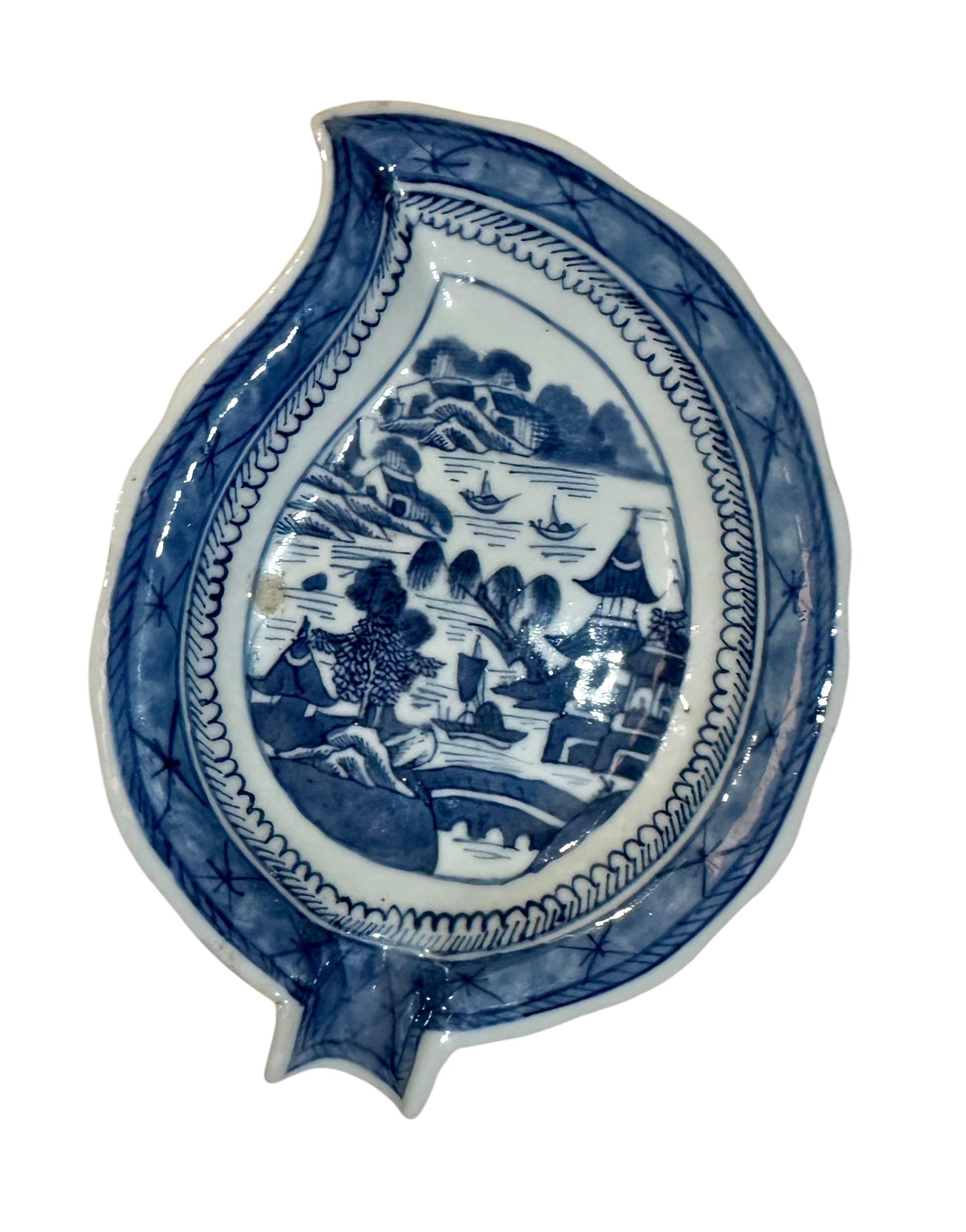 Chinois Plat de forme à feuilles en bleu et blanc de Canton (Chine) en vente