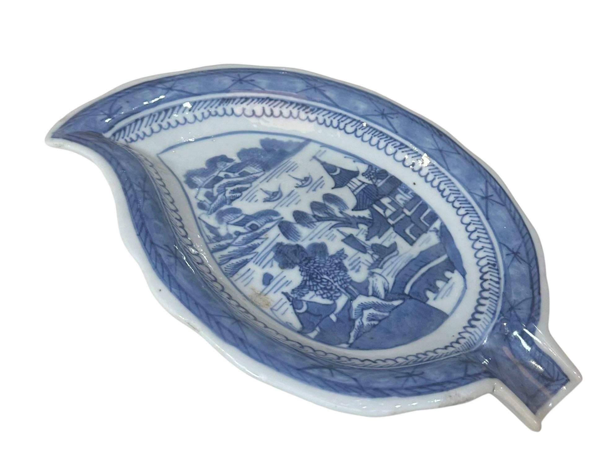 Plat de forme à feuilles en bleu et blanc de Canton (Chine) Bon état - En vente à Tampa, FL