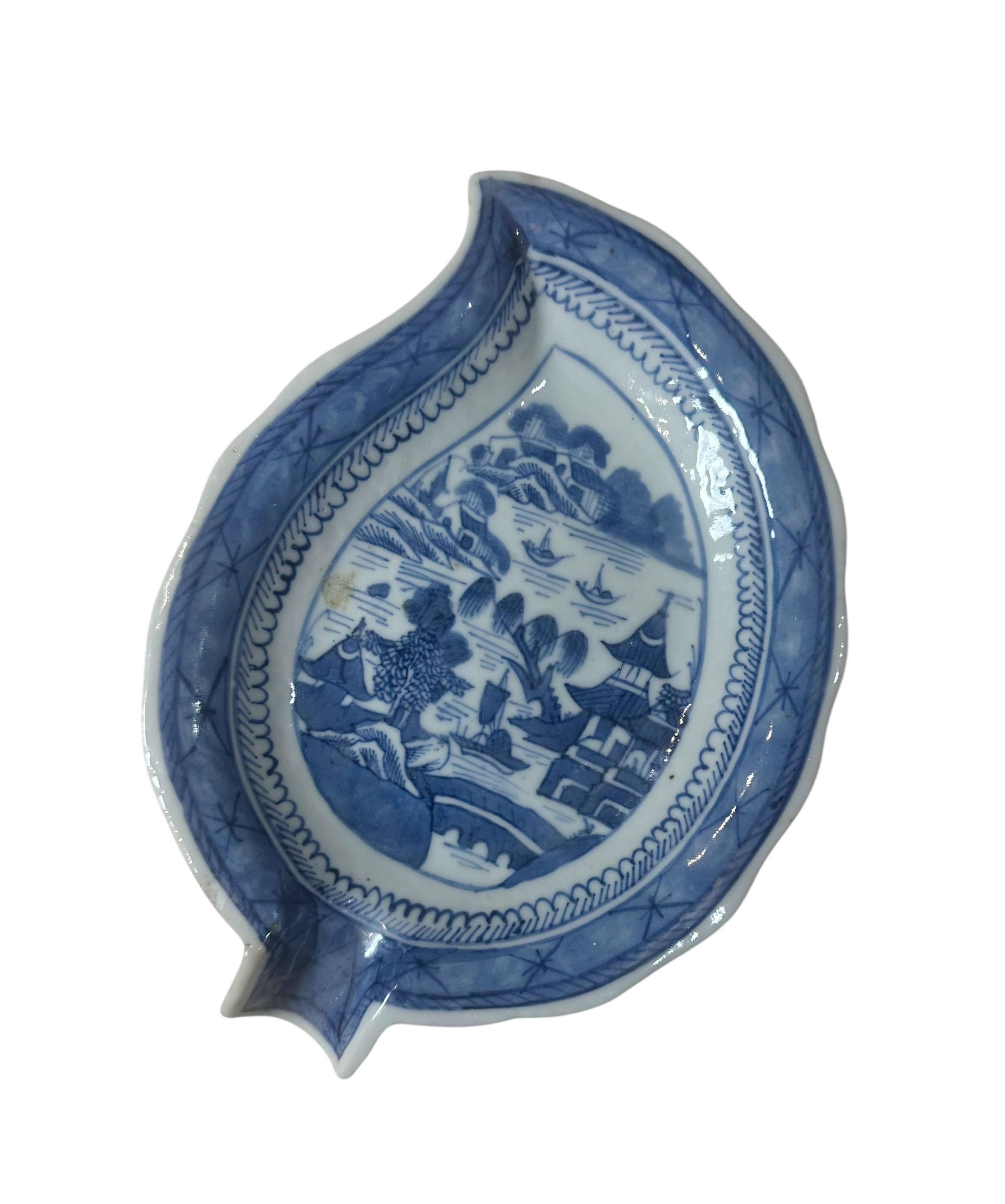 Début du XIXe siècle Plat de forme à feuilles en bleu et blanc de Canton (Chine) en vente