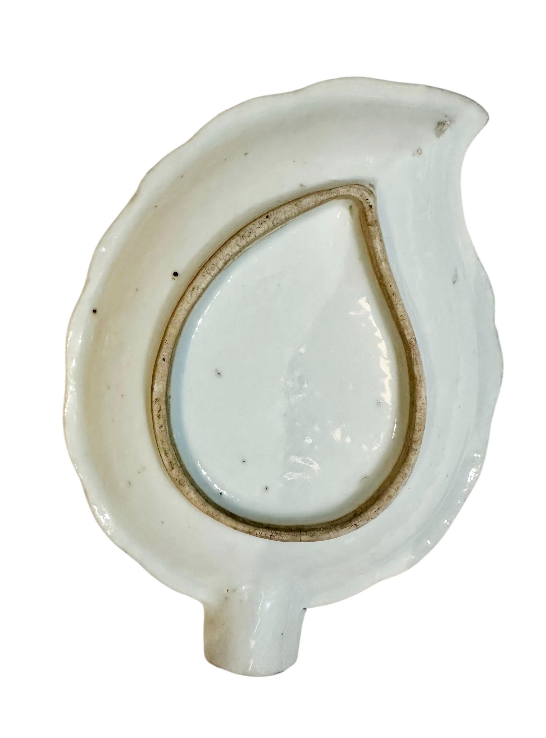 Porcelaine Plat de forme à feuilles en bleu et blanc de Canton (Chine) en vente