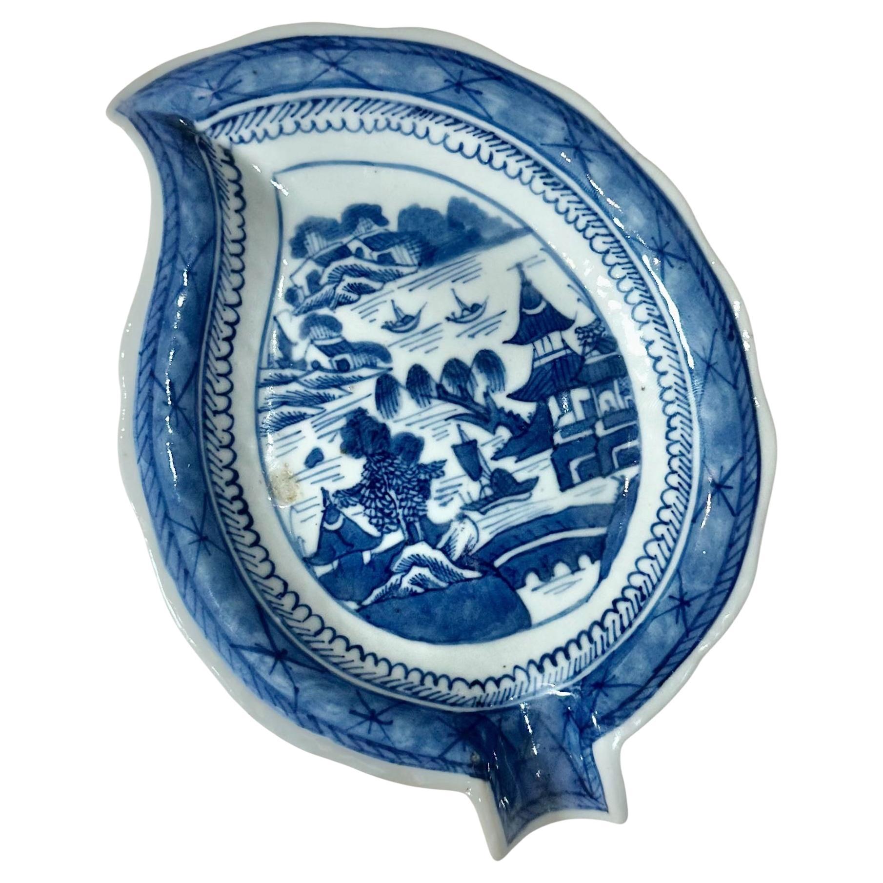 Chinesisch Kanton Blau und Weiß Blatt Form Schale