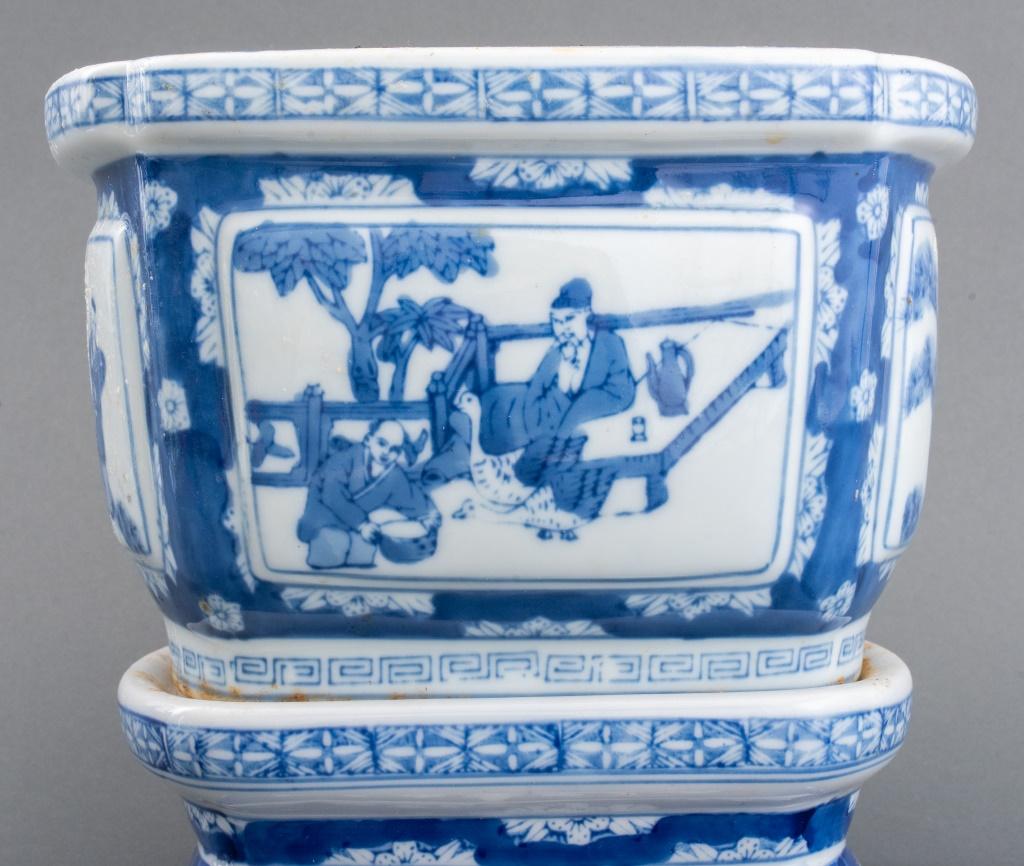 Chinese Canton Blue and White Tree Pot on Stand In Good Condition In Astoria, NY