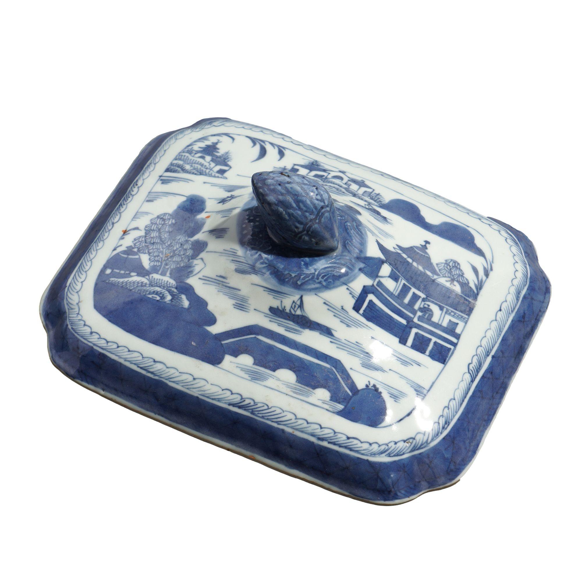 Chinese Canton covered porcelain entree dish, c. 1820-40 For Sale 4