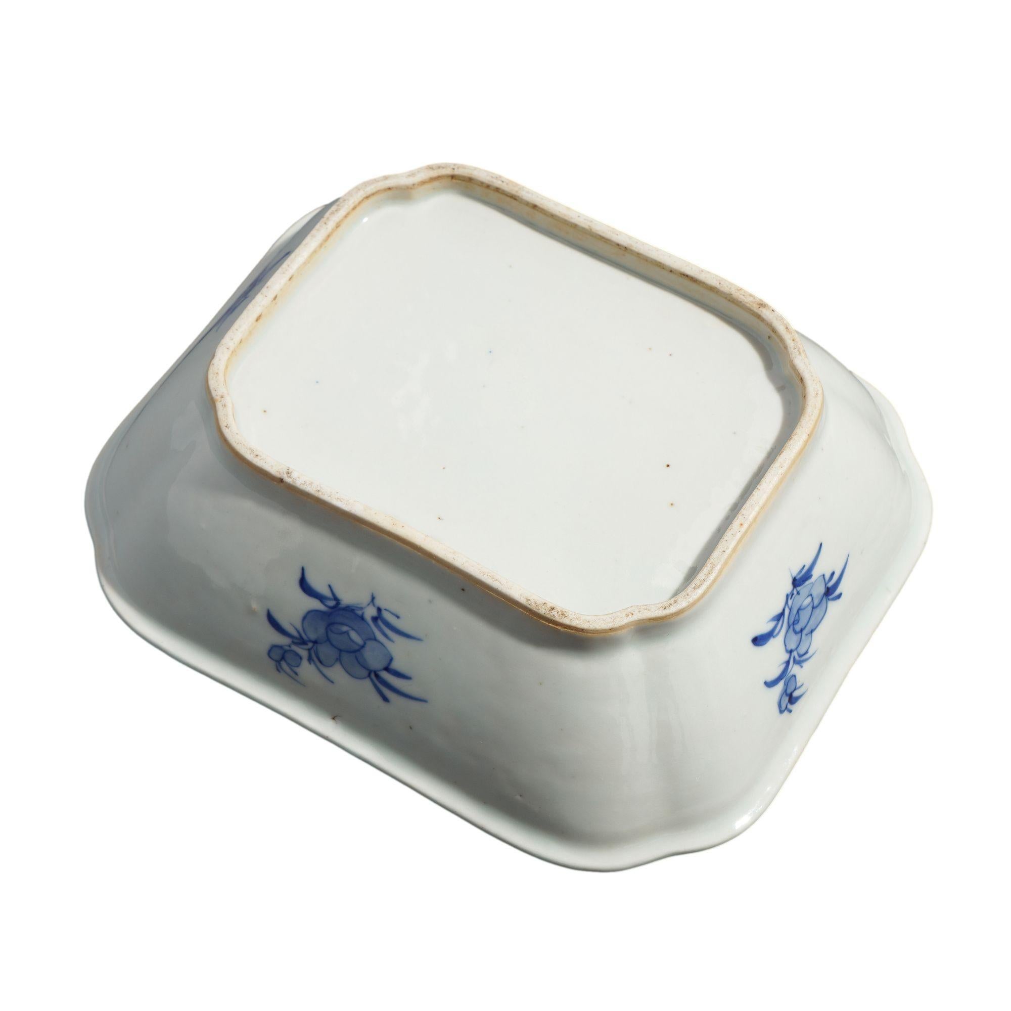 Chinese Canton covered porcelain entree dish, c. 1820-40 For Sale 7