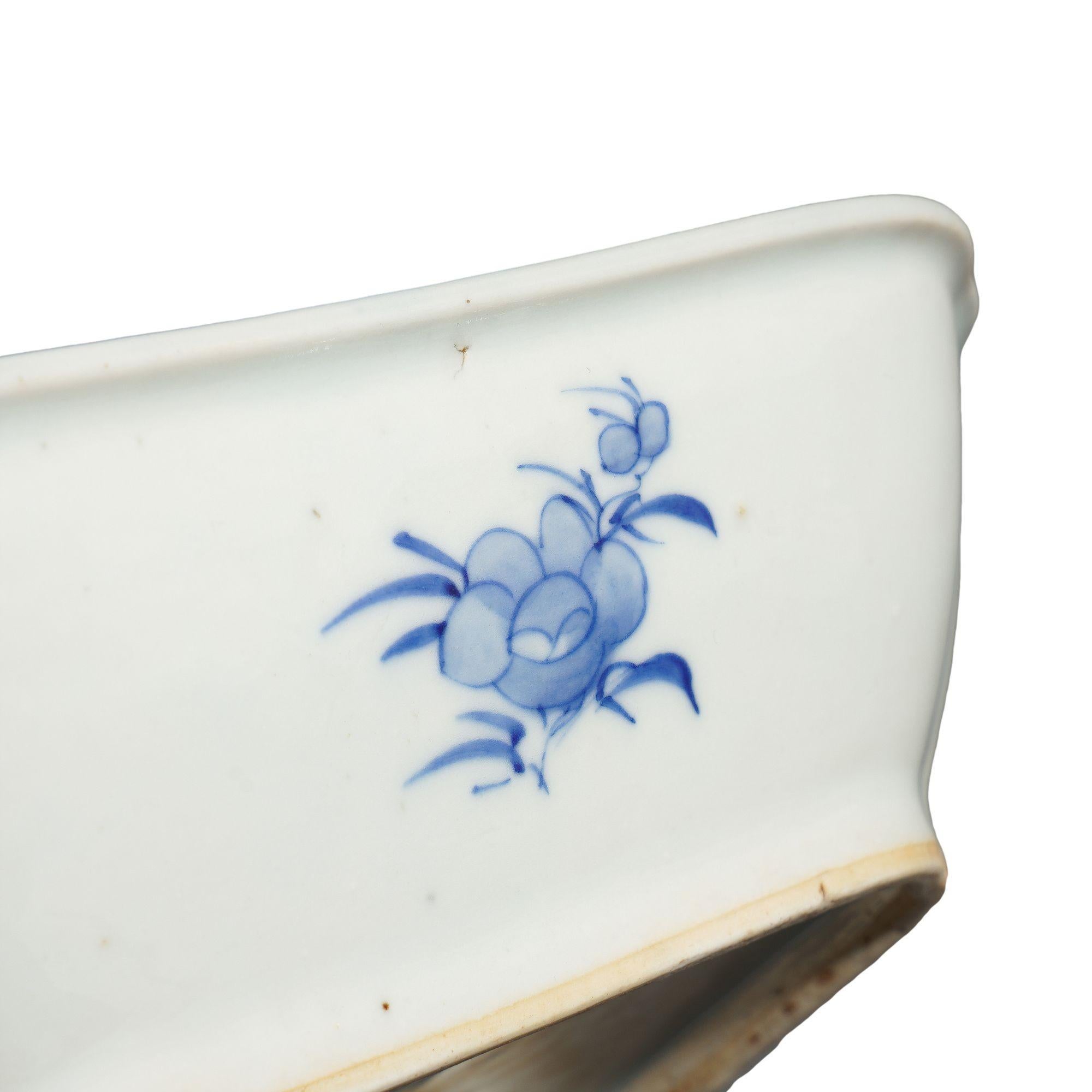 Chinese Canton covered porcelain entree dish, c. 1820-40 For Sale 10