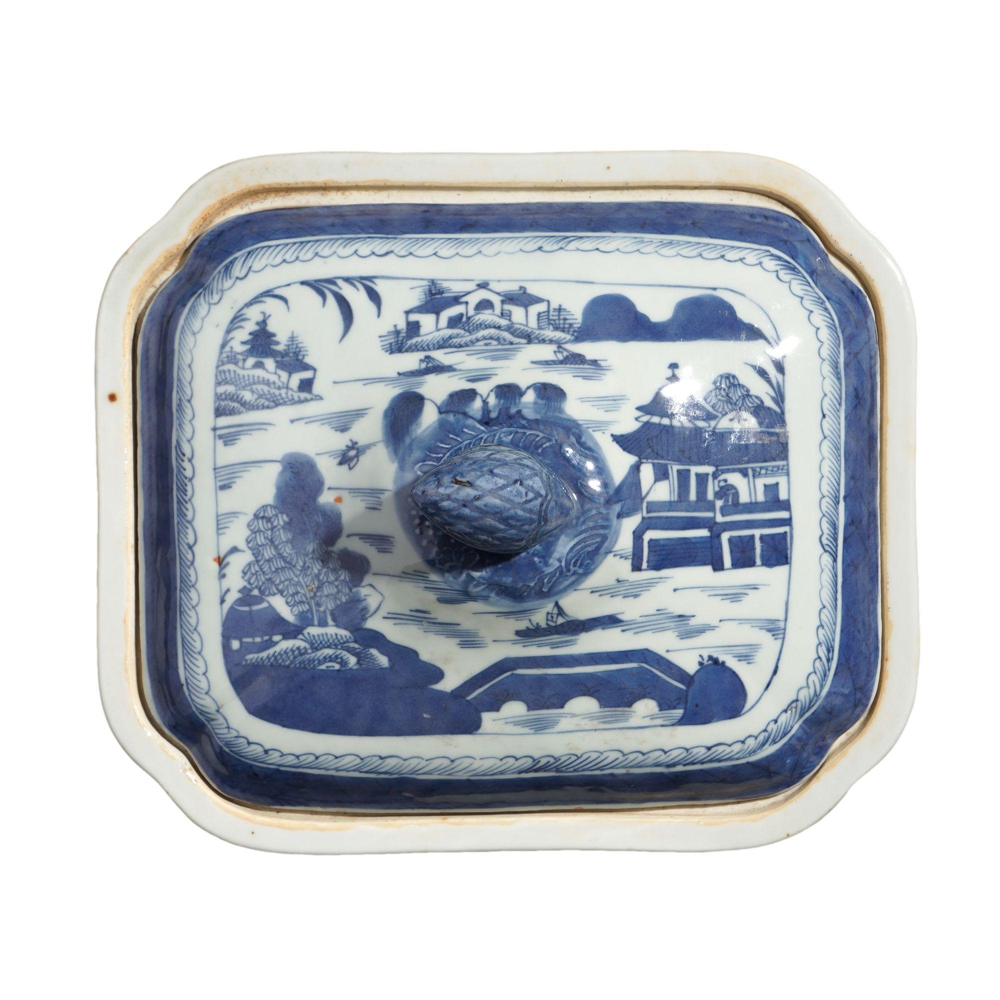 Chinese Export Chinese Canton covered porcelain entree dish, c. 1820-40 For Sale