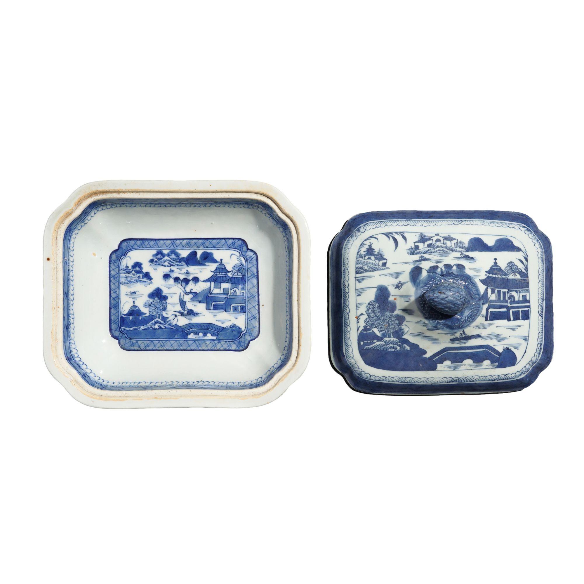 Chinese Canton covered porcelain entree dish, c. 1820-40 In Good Condition For Sale In Kenilworth, IL