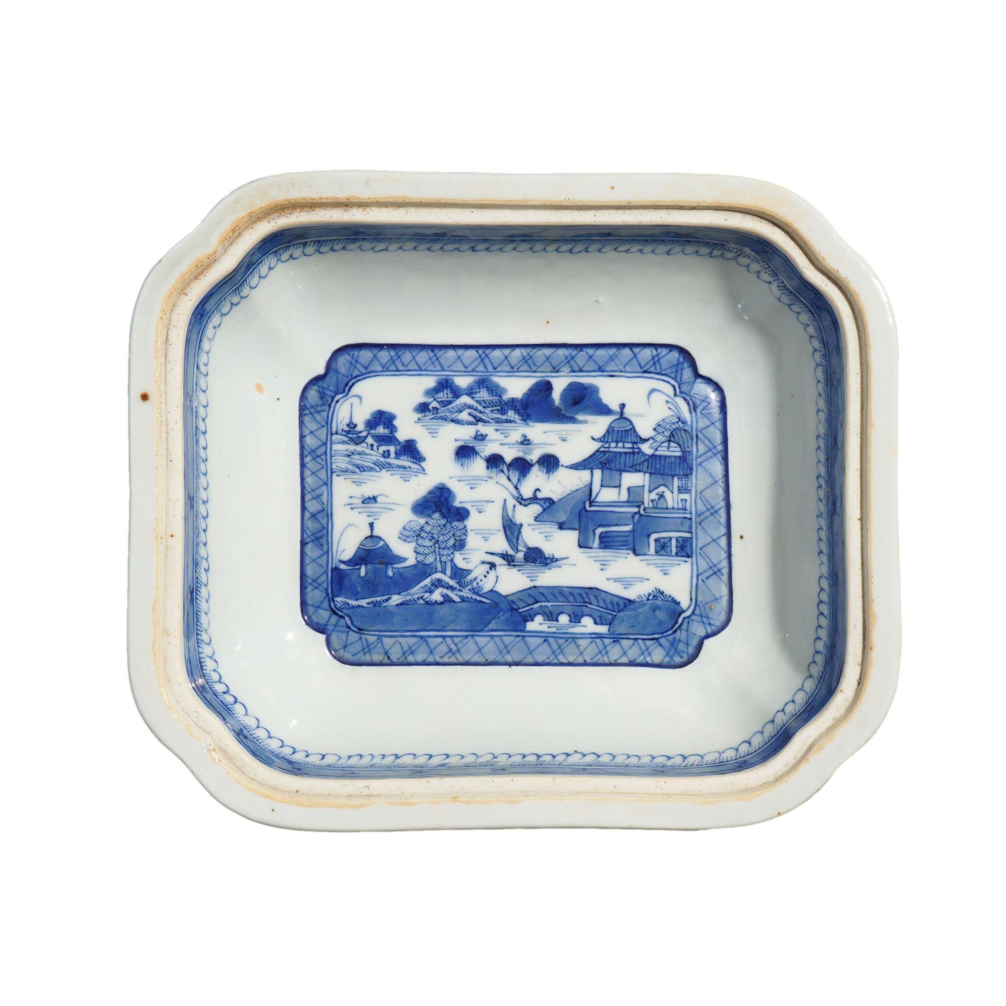 Porcelain Chinese Canton covered porcelain entree dish, c. 1820-40 For Sale