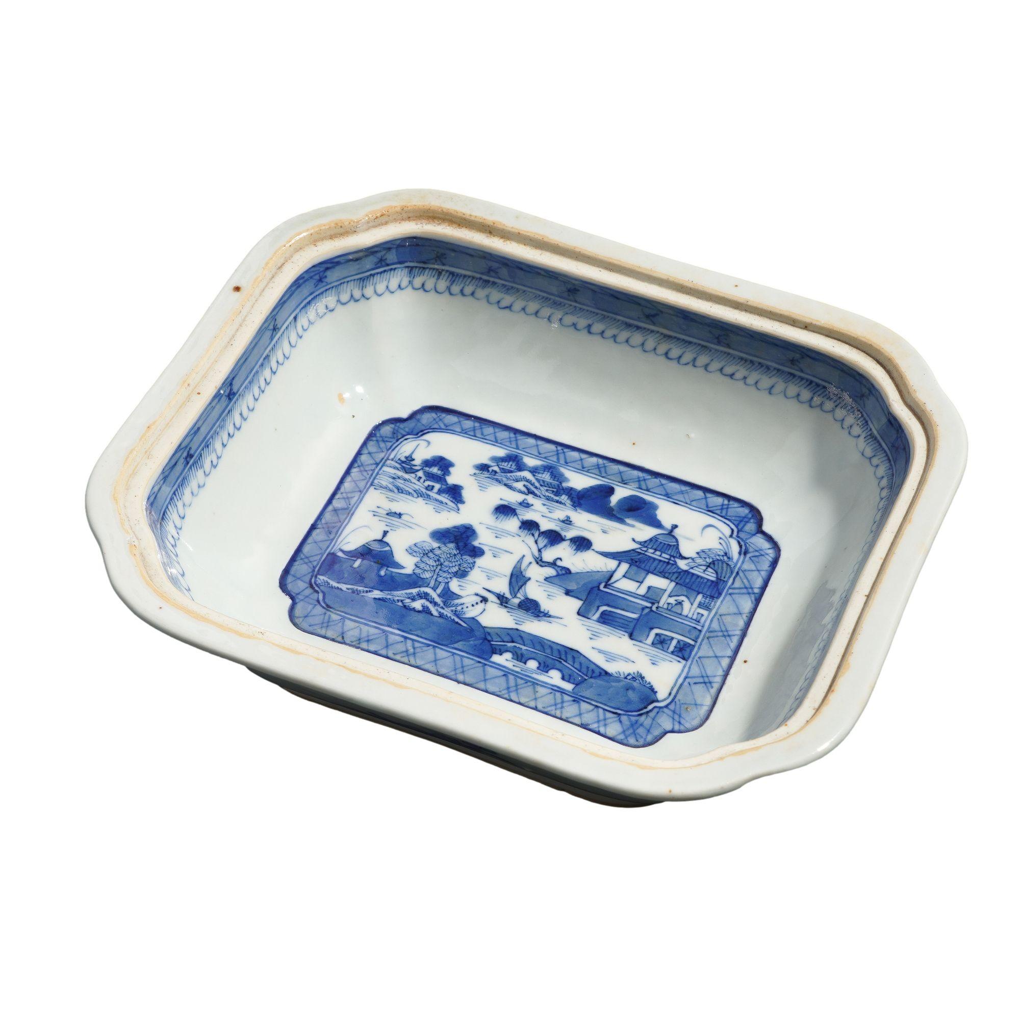 Chinese Canton covered porcelain entree dish, c. 1820-40 For Sale 1